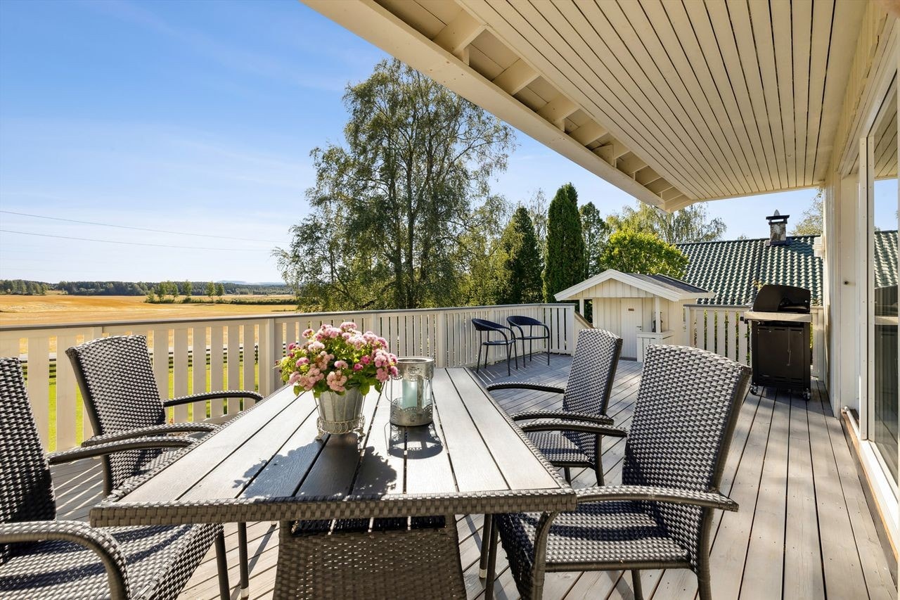 Nyt lange sommerdager på den sørvendte terrassen med god plass til utemøbler. Galleribilde