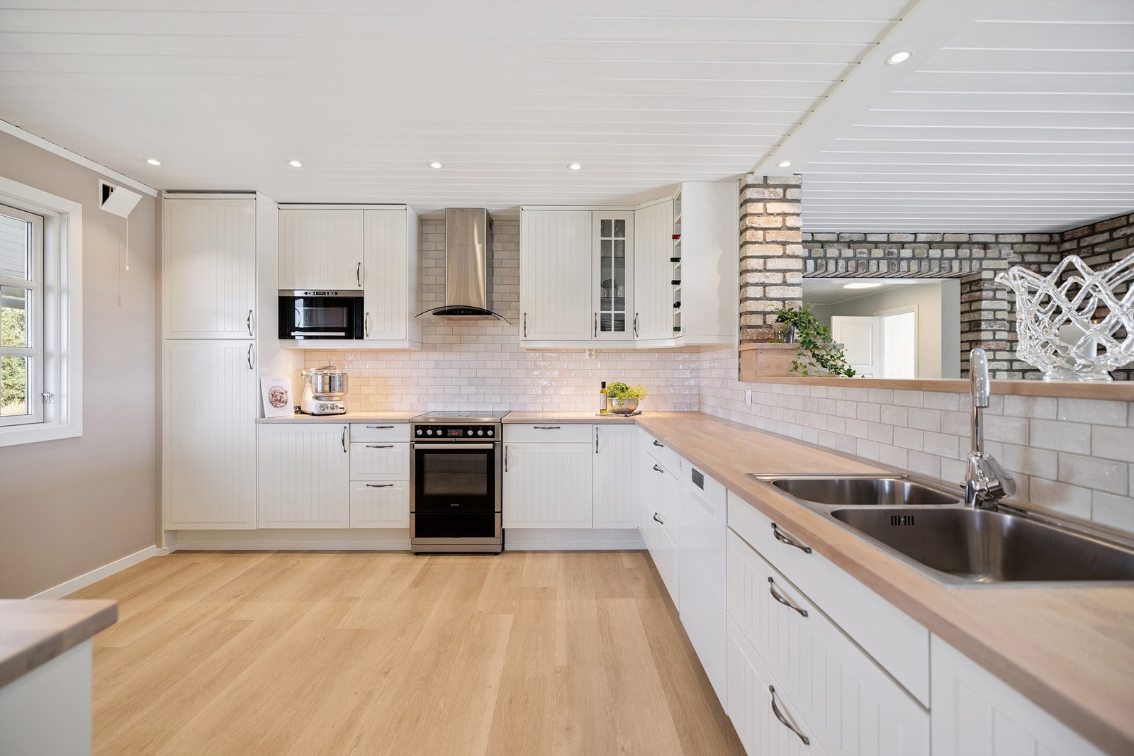 Kjøkken i åpen løsning med stuen. Galleribilde