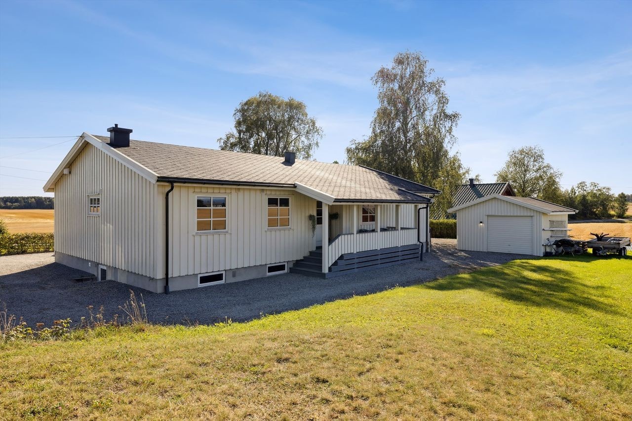 Eiendommen ligger i et rolig nabolag med kort vei til Romedal sentrum. Galleribilde