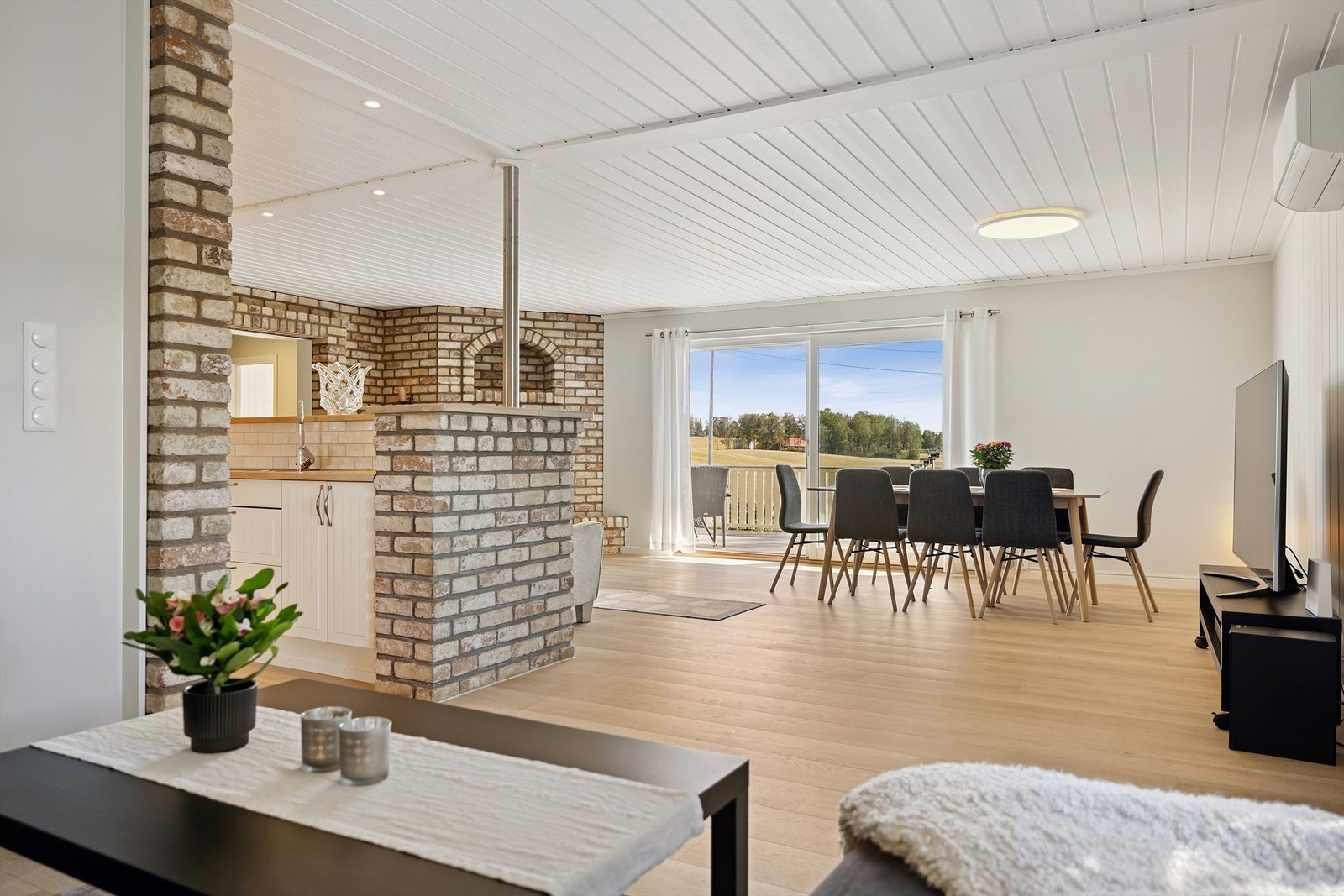 Åpen og sosial planløsning mellom stue og kjøkken - perfekt for sosialt samvær. Galleribilde