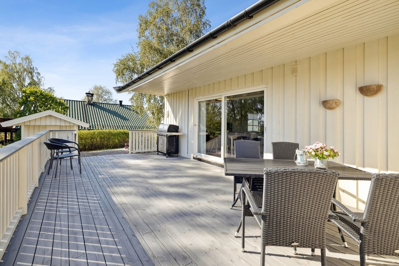 Heve- og skyvedør skaper en sømløs overgang mellom stuen og terrassen. Galleribilde