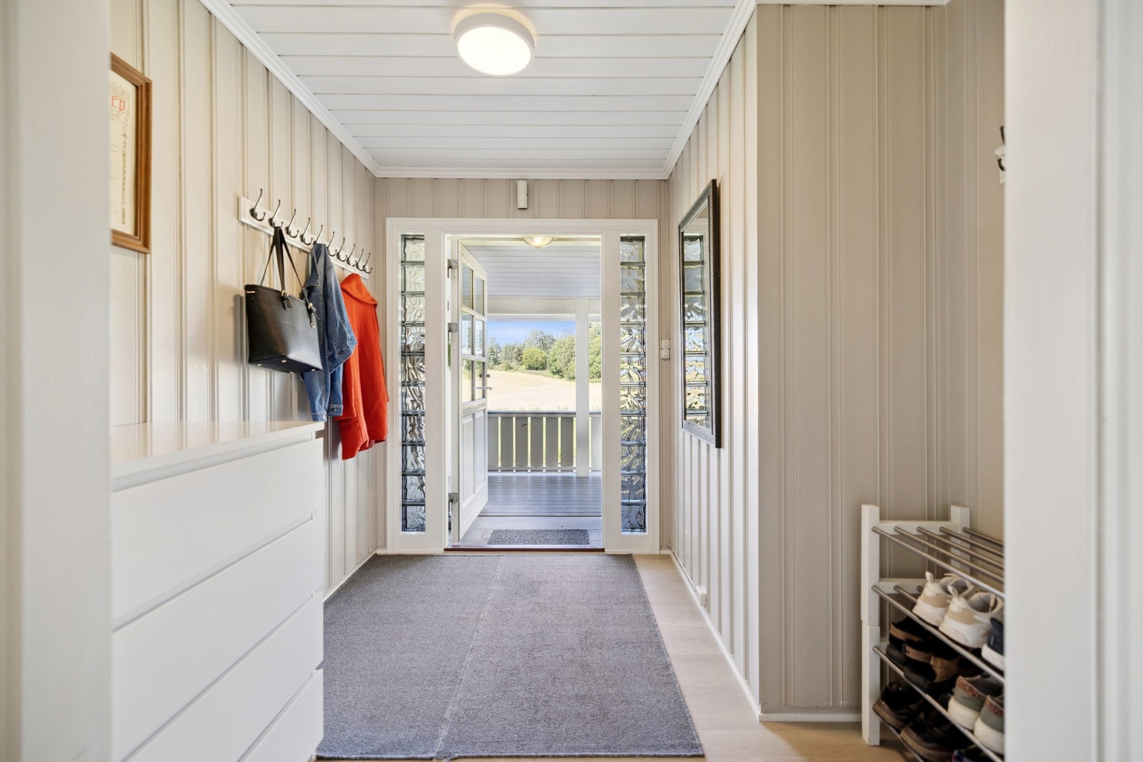 Lys og innbydende entré med god plass til å henge fra seg yttertøy. Galleribilde