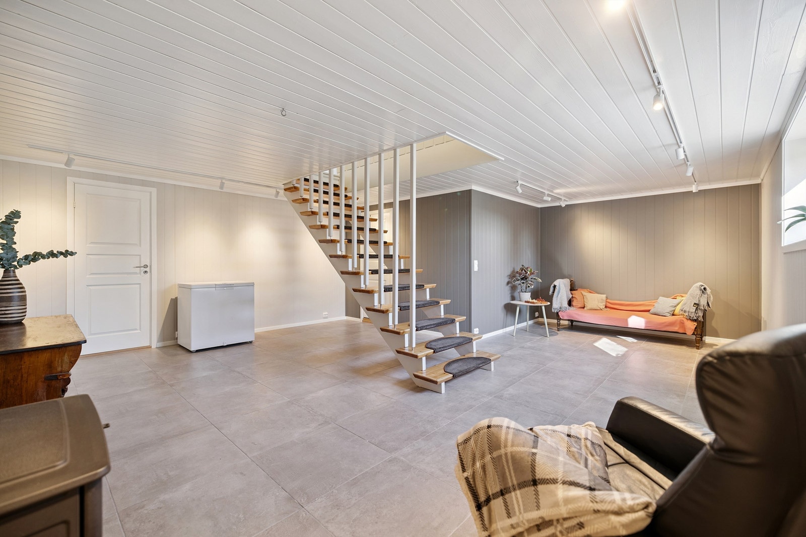 Kjellerstuen gir fleksible møbleringsmuligheter for hobby eller en ekstra TV-krok. Rommet er ikke godkjent til varig opphold. Galleribilde