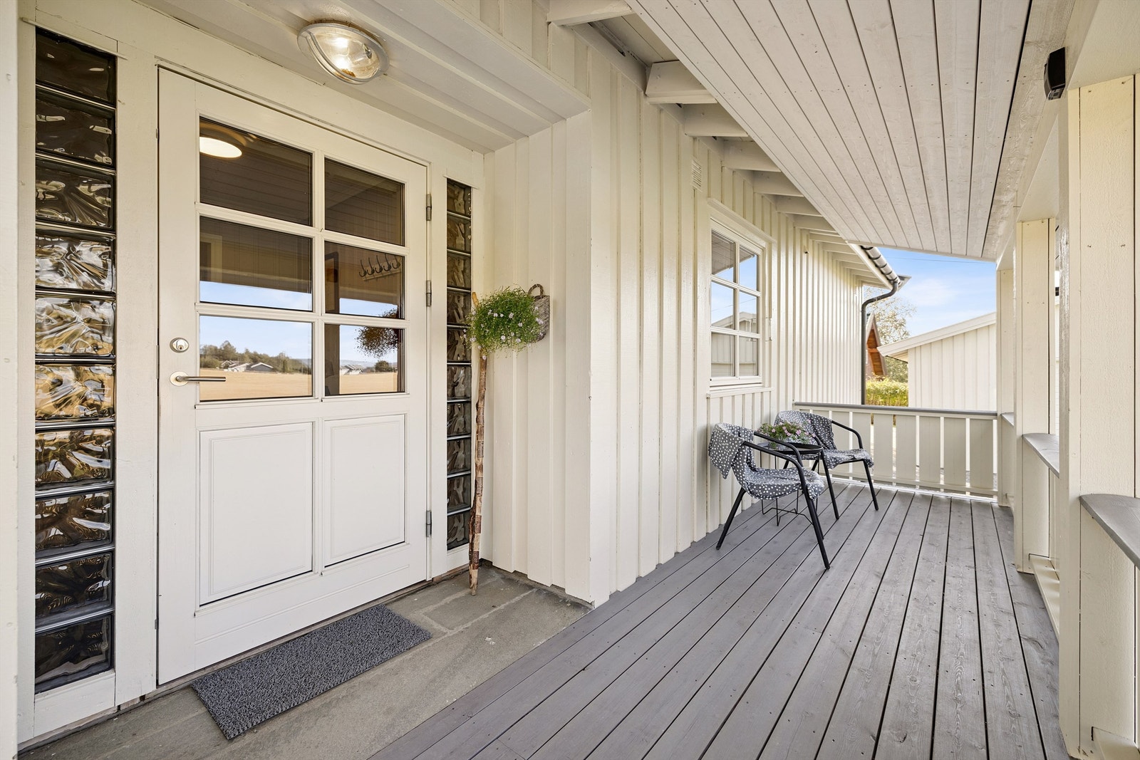 Et hyggelig og overbygget inngangsparti ønsker deg velkommen hjem! Galleribilde