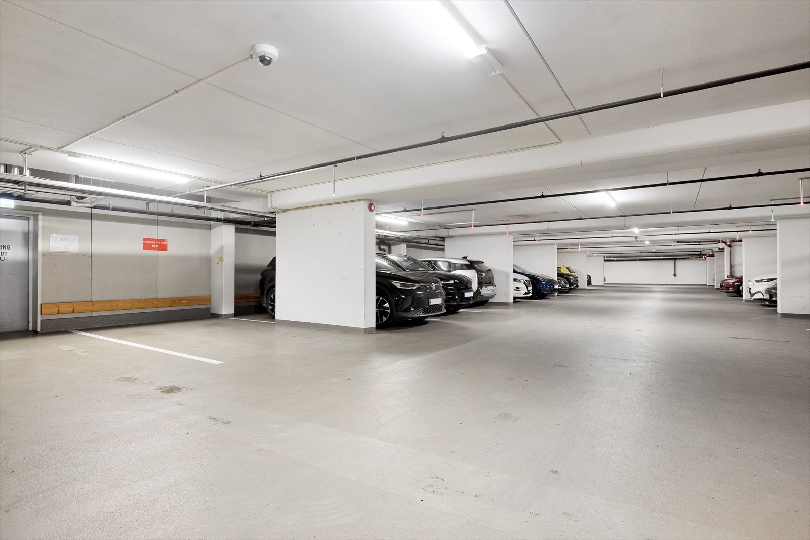 Denne leiligheten har rett til å leie garasjeplass i kjelleren. Galleribilde