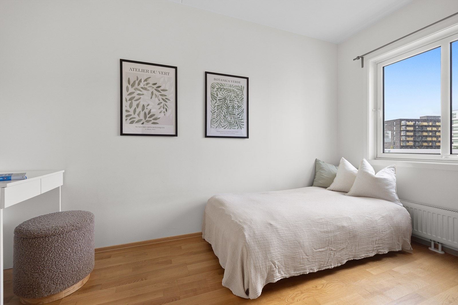 Her er det plass til seng, skrivepult og skap/kommode. Galleribilde