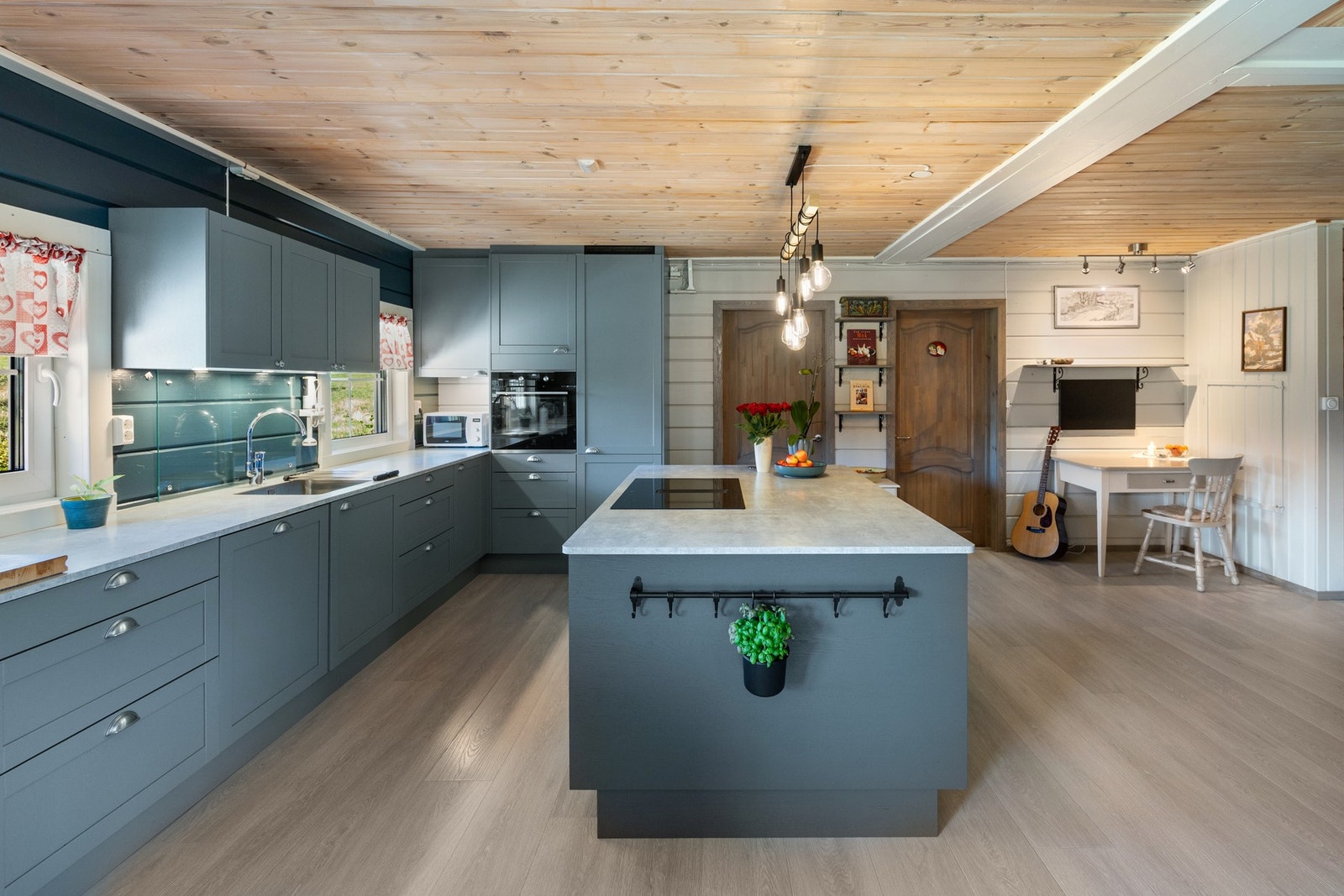 Kjøkken - 27,5 kvm. I hjertet av huset er det en sosial og praktisk kjøkkenløsning! Galleribilde