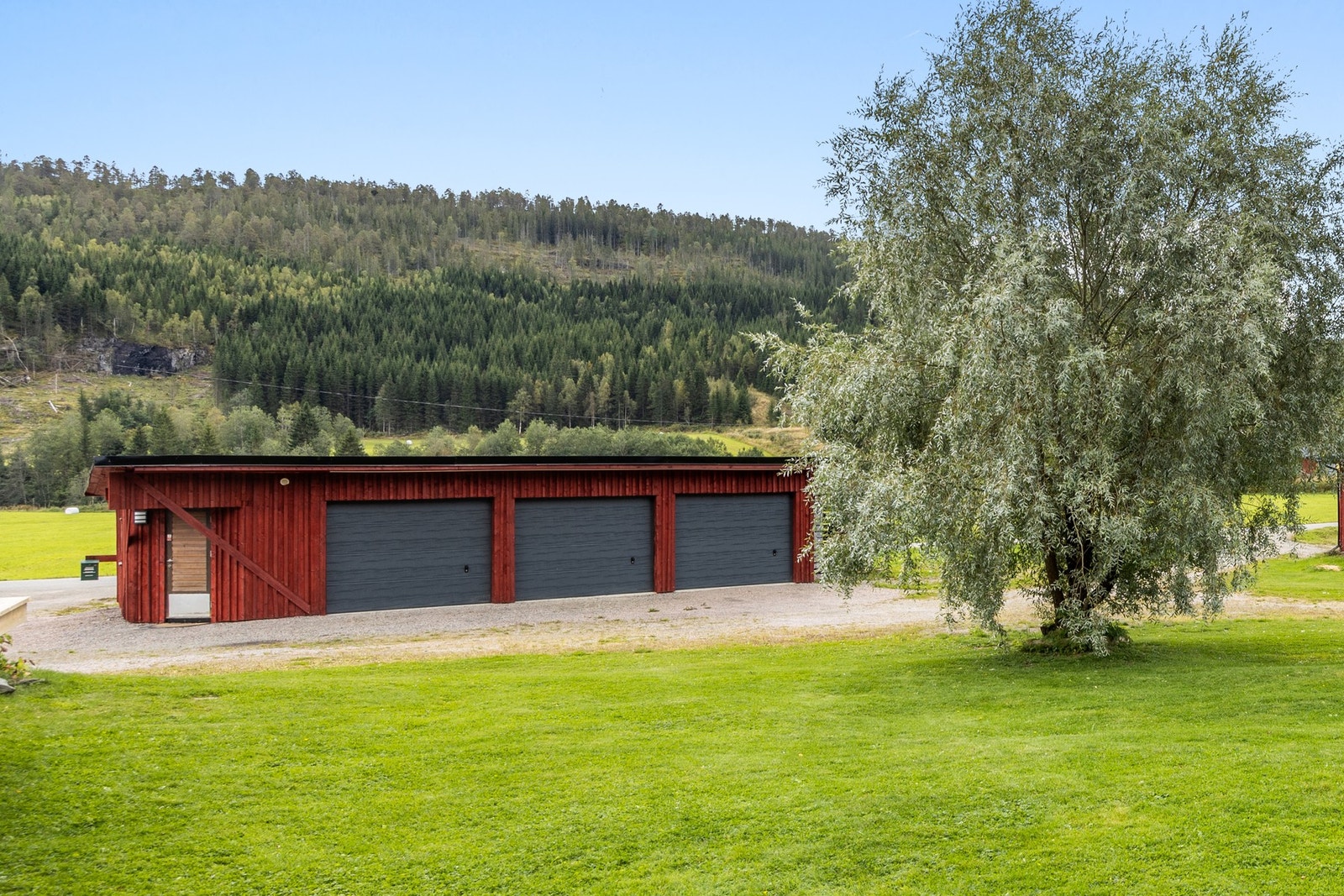 Garasjen ble oppført i 2022 og måler 72 kvm. Det er tre porter, samt dør inn til isolert rom med garderobe og videre adkomst til toalett/vaskerom. Galleribilde