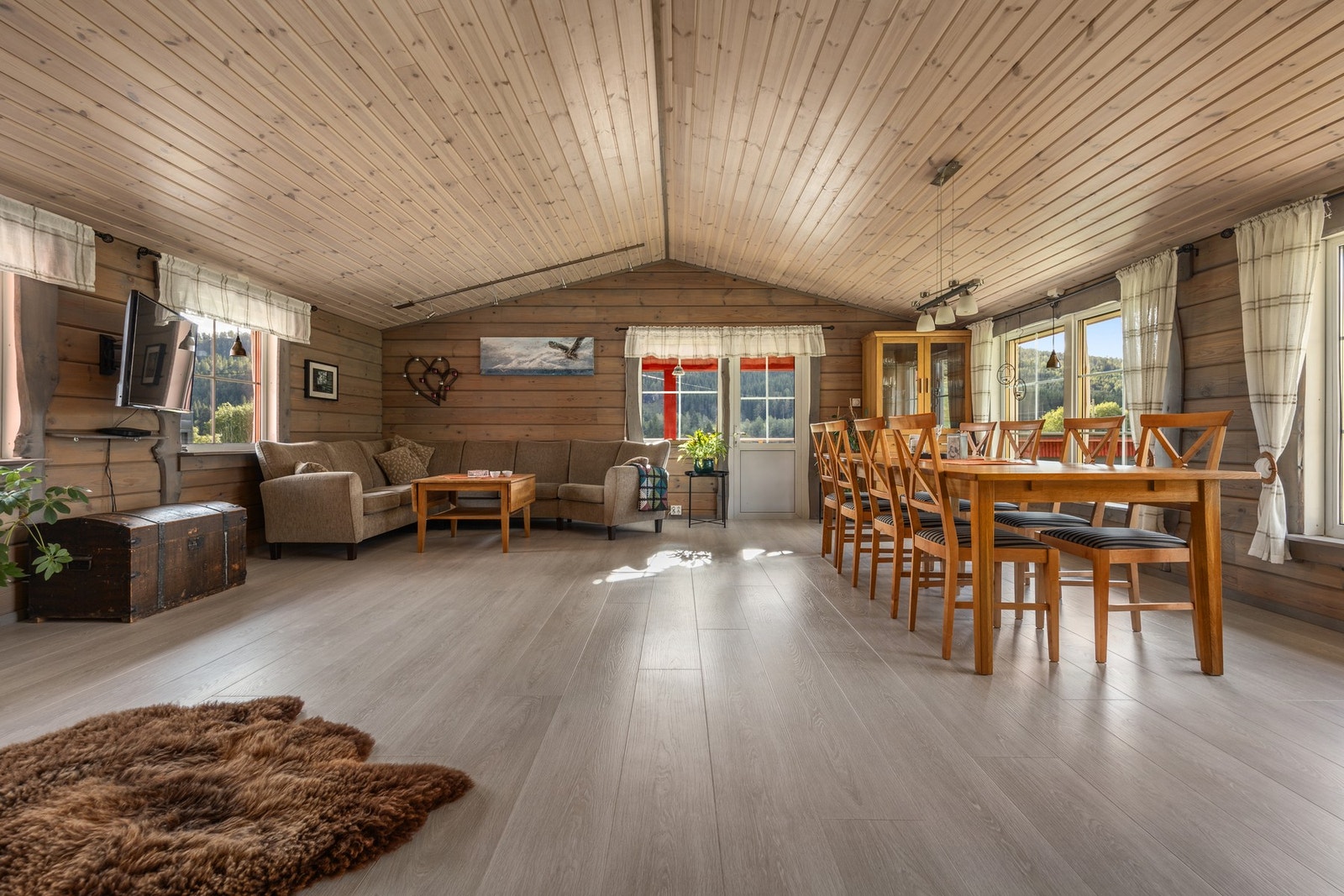 Spisebordet er plassert i naturlig tilknytning til kjøkkenet Galleribilde