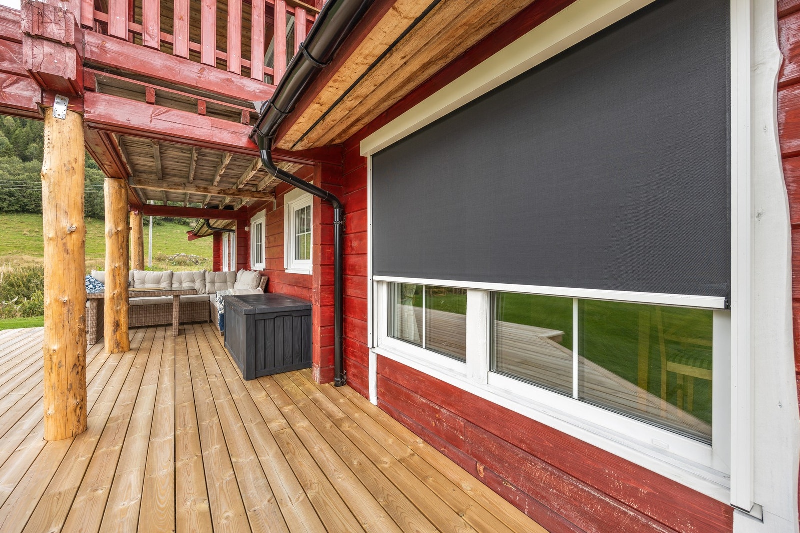 Det er montert solscreen på vinduene. Galleribilde