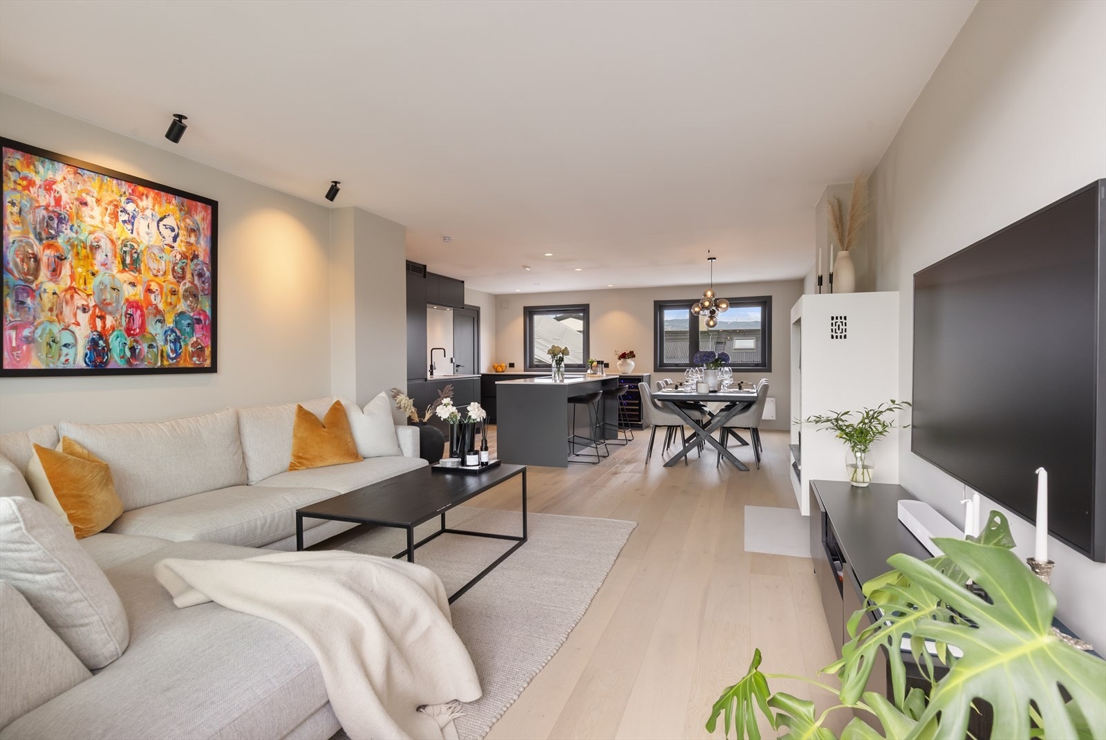 Stuen er av god størrelse med god plass til en stor sofagruppe som kan romme hele familien. Galleribilde