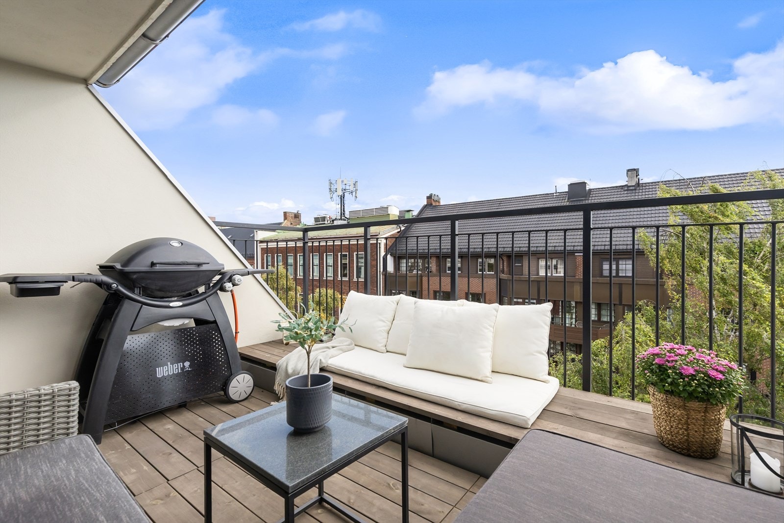 Dagens eier har hatt romslig sittegruppe og grill. Galleribilde