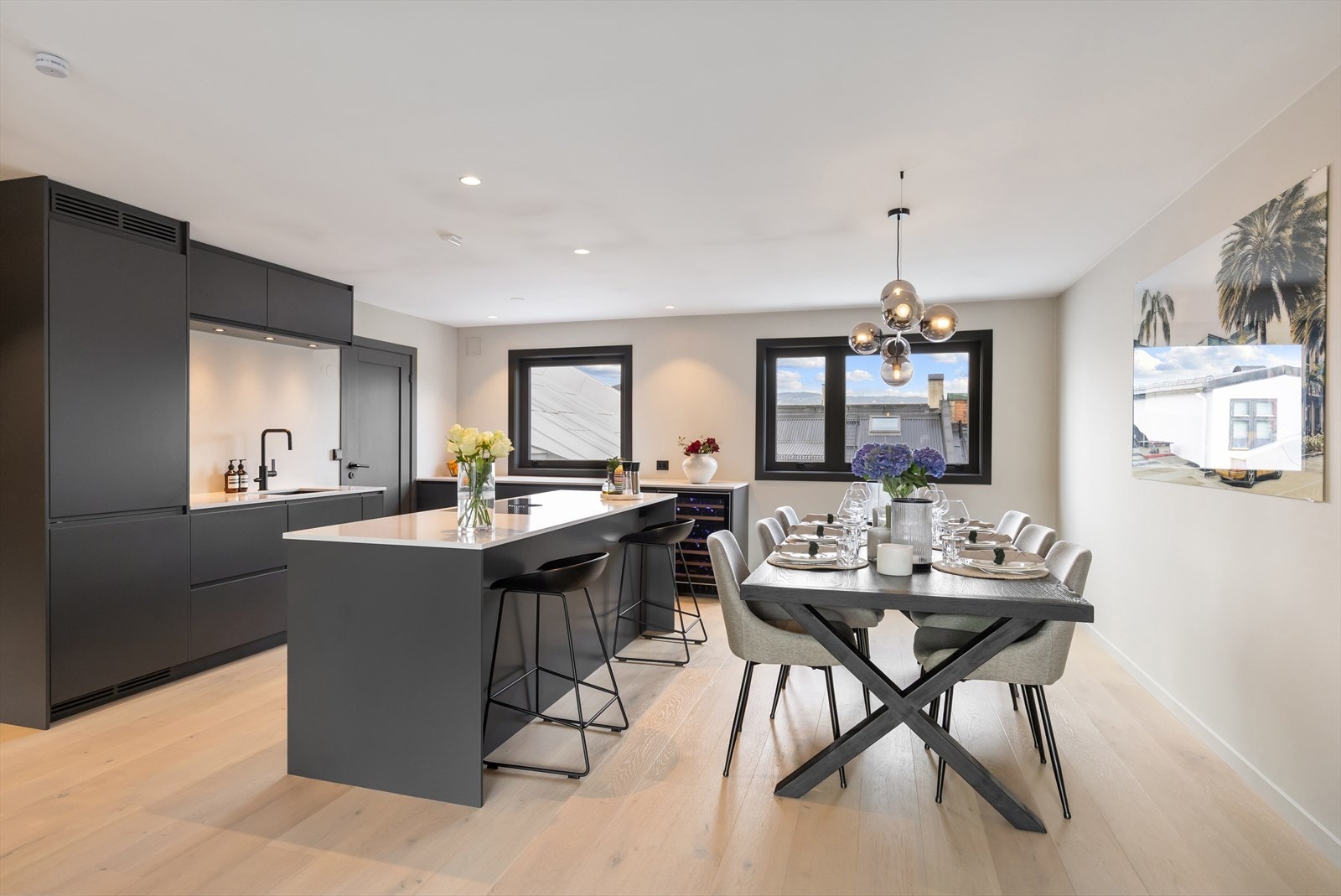 Stilrent og et godt arbeidskjøkken fra Drømmekjøkkenet med mye skap og ikke minst benkeplass. Galleribilde