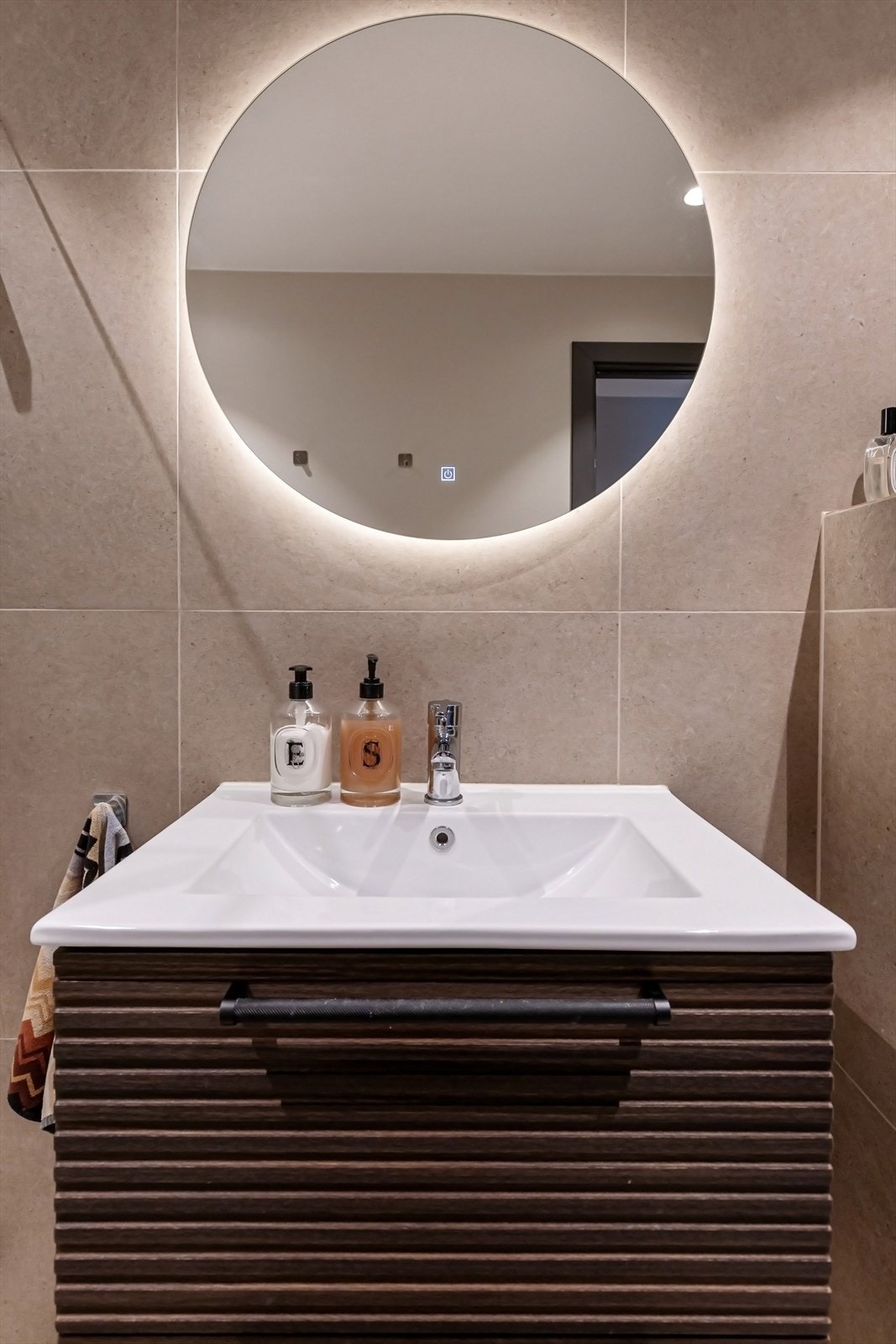 Boligen har et moderne og stilrent baderom av god størrelse. Galleribilde