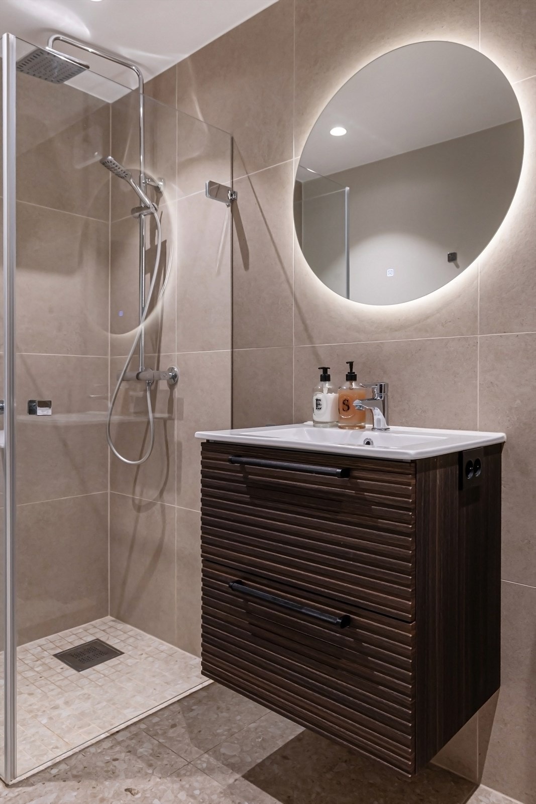 Badet ble modernisert i 2023 og er flislagt med moderne innredning. Galleribilde