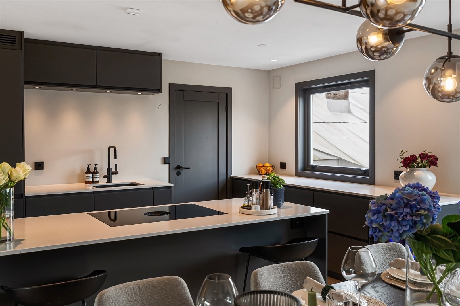 Svært gjennomført med stilrene overflater som spiller godt med leilighetens fargevalg. Silestone kompositt benkeplate Galleribilde