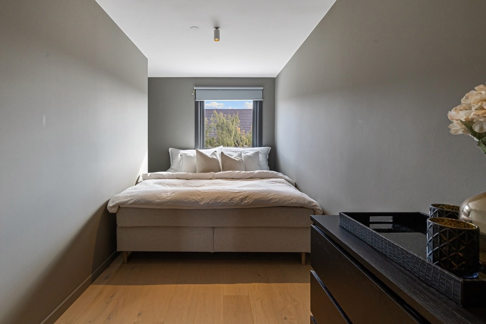 Hovedsoverom med plass til dobbeltseng og tilhørende soveromsmøblement. Galleribilde