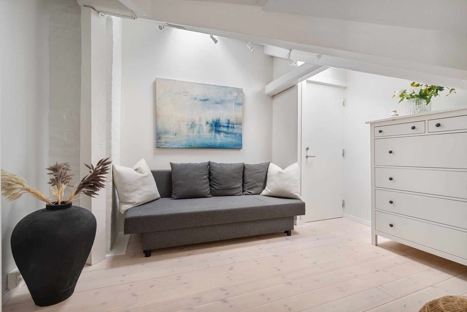 Disponibelt rom som brukes til hjemmekontor og ekstra tv-stue. Galleribilde