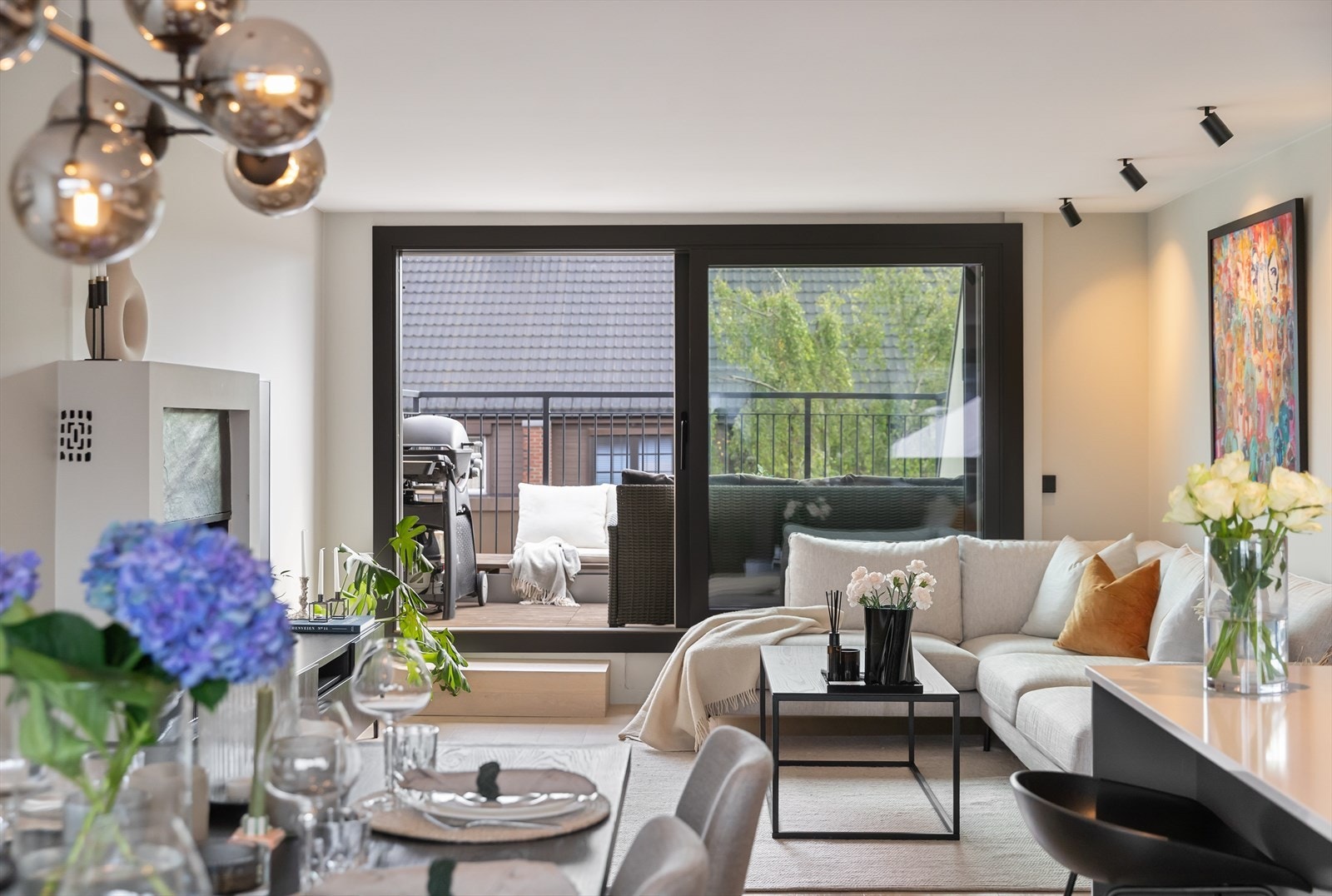 Romslig og lys stue med utgang til privat og meget solrik privat takterrasse. Galleribilde