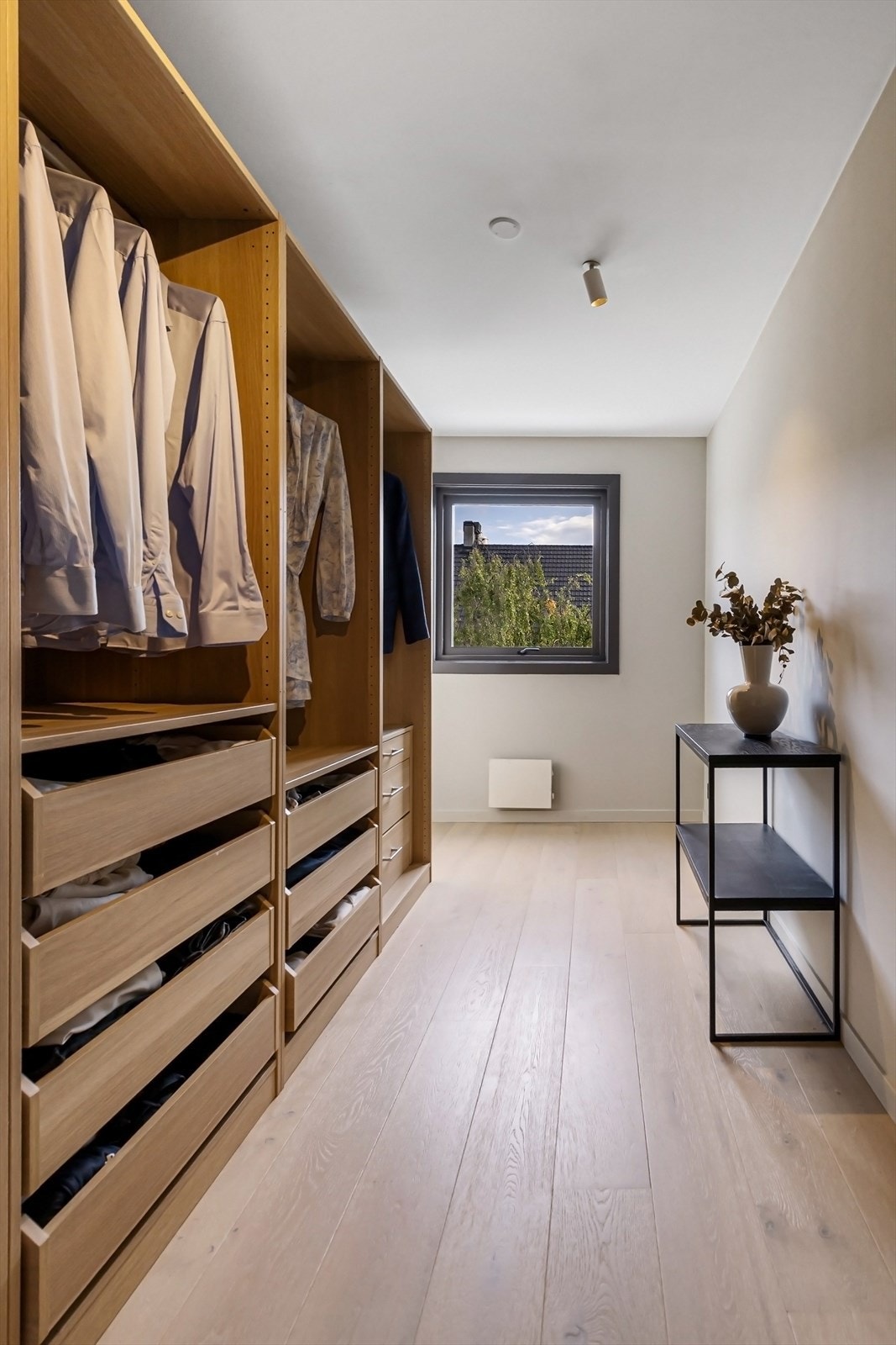 Soverom 2 av god størrelse til dobbeltseng og tilhørende soveromsmøblement. Galleribilde