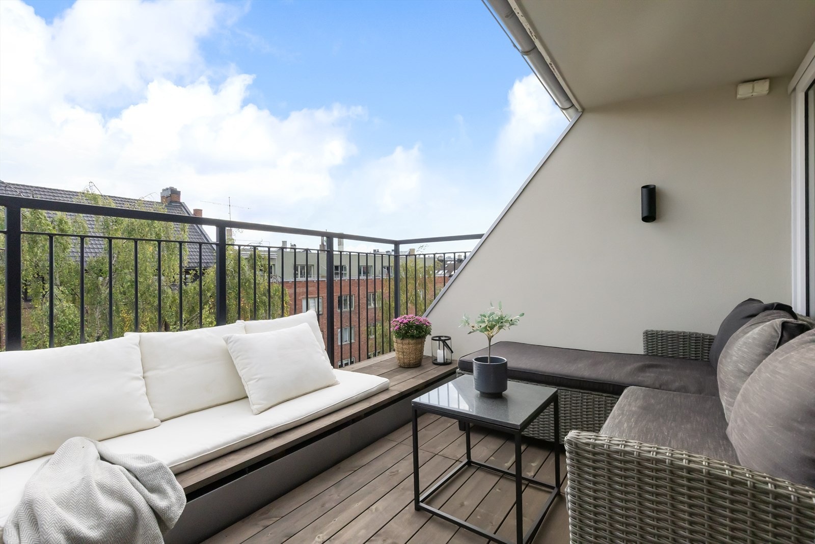 I området finner man koselige kafeér, dagligvarebutikk Joker, restauranter som Vineria Ventidue, Enoteka Vinbar, Sabi Sushi og Feinschmecker, frisører, mote- og interiørbutikker, vinmonopolet og klassiske Gimle kino. Galleribilde