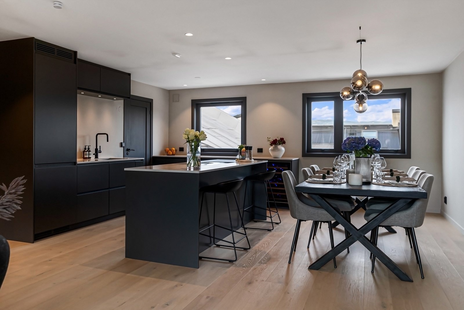 Romslig kjøkken med mye skap- og benkeplass - God plass til sittegruppe og barstoler til øy - Solid Silestone kompositt benkeplate Galleribilde