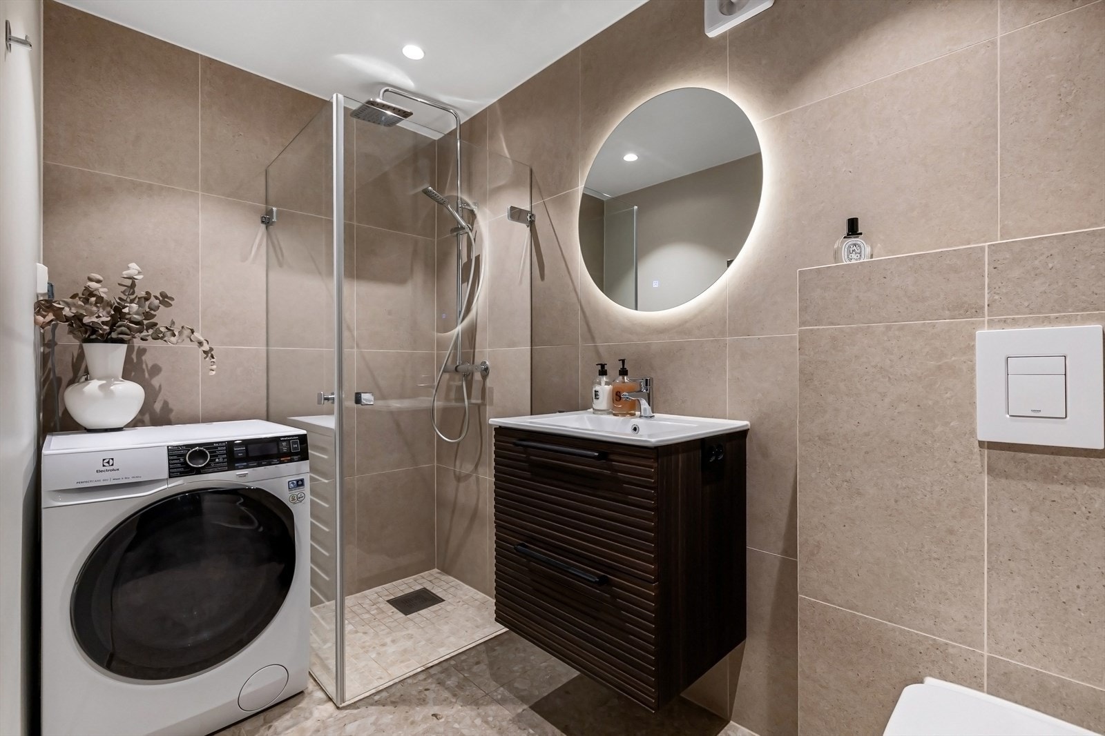 Opplegg for vaskemaskin og varmekabler i gulv. Galleribilde