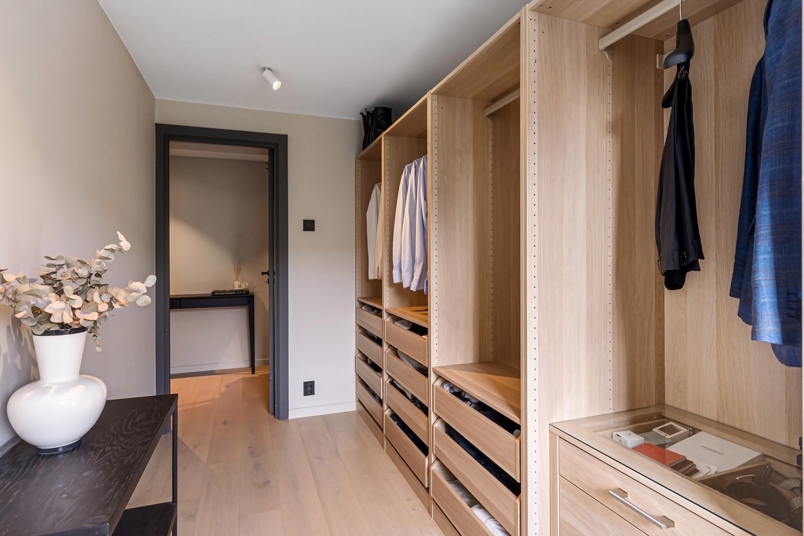 Dagens eier har benyttet soverommet som et walk-in closet med en romslig garderobeløsning. Galleribilde