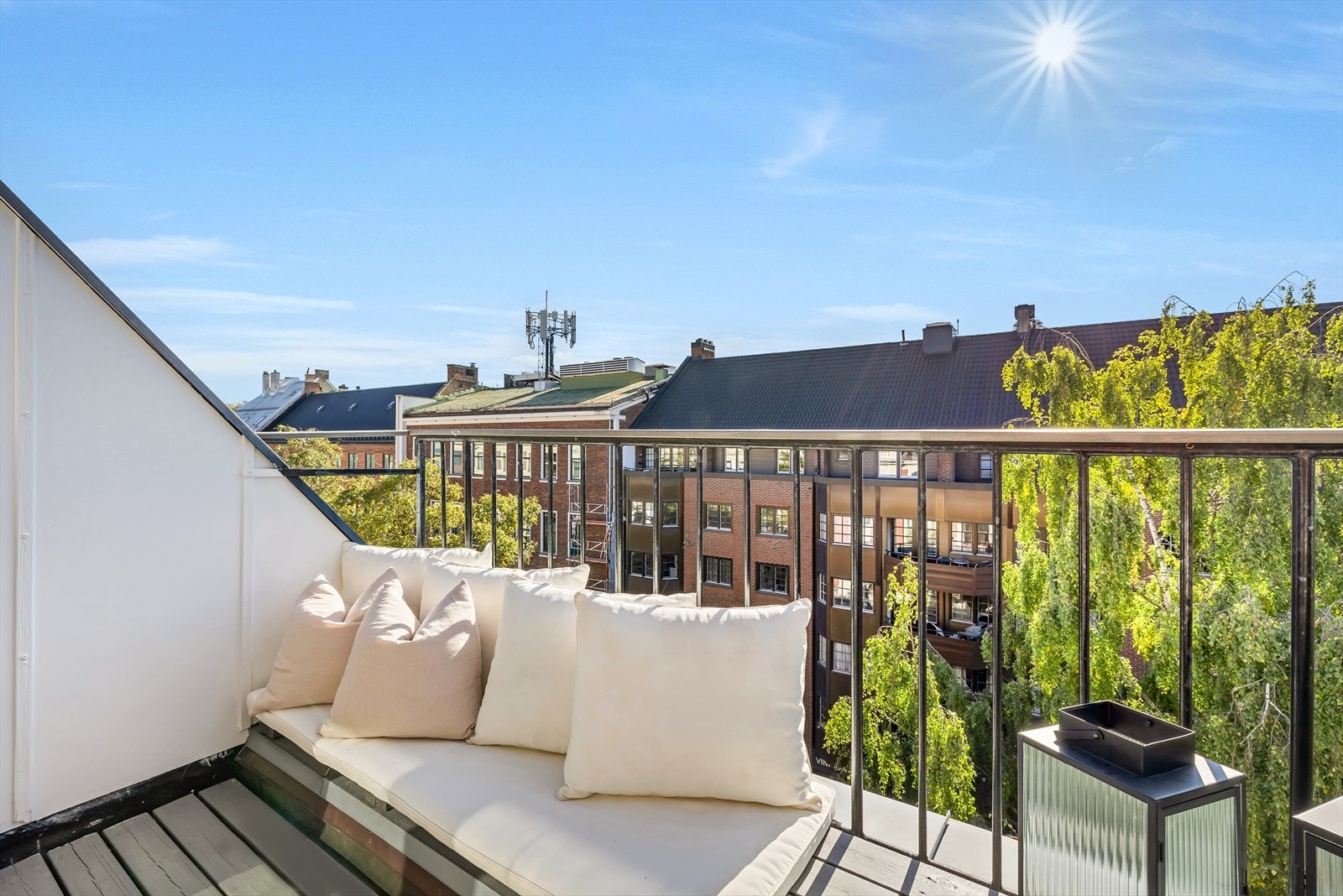 Romslig privat takterrasse med sol fra tidlig til sent. Galleribilde