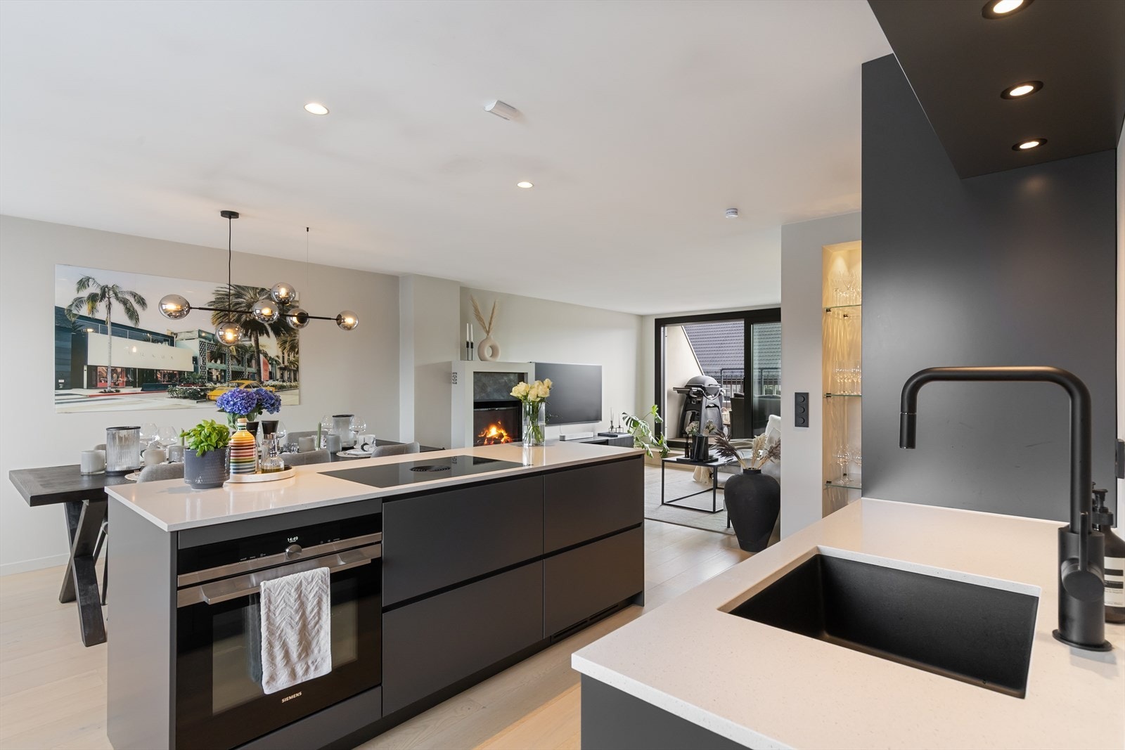 Den åpne stue/kjøkken løsningen skaper en sosial og luftig atmosfære. Galleribilde