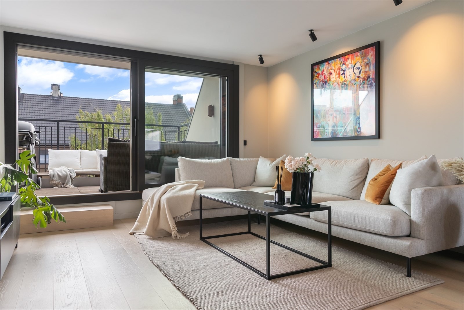 Boligen oppleves lys og luftig - Lys enstavs parkett Galleribilde