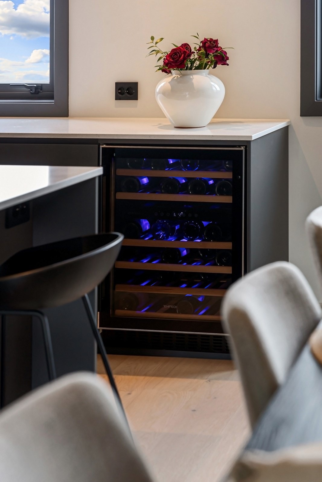 Integrerte hvitevarer som blandt annet vinskap - her kan du flytte rett inn! Galleribilde