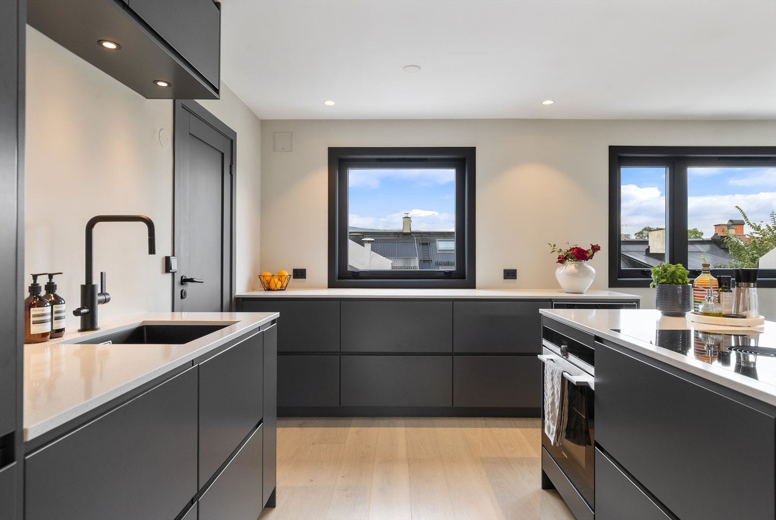 Godt med lysinnslipp som skaper en luftig atmosfære. Galleribilde