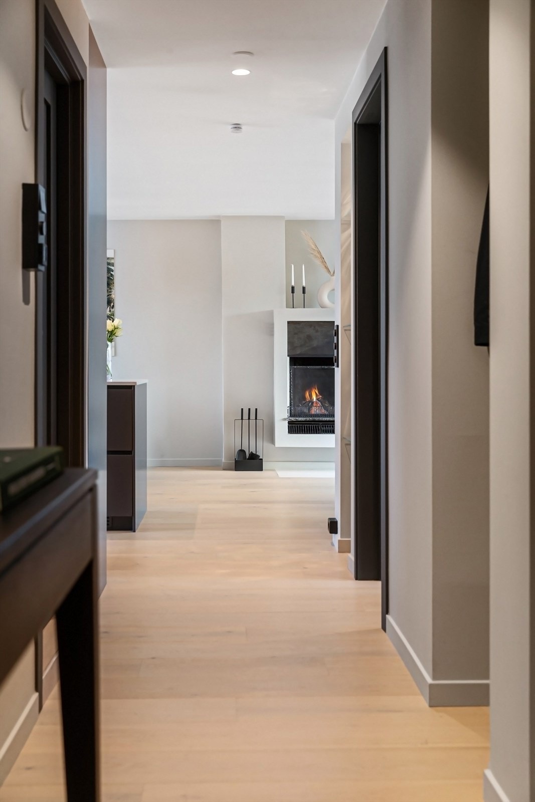 Velkommen inn! I leiligheten blir du møtt av en innbydende entré med lysmalte flater med downlights i himlingen. Galleribilde