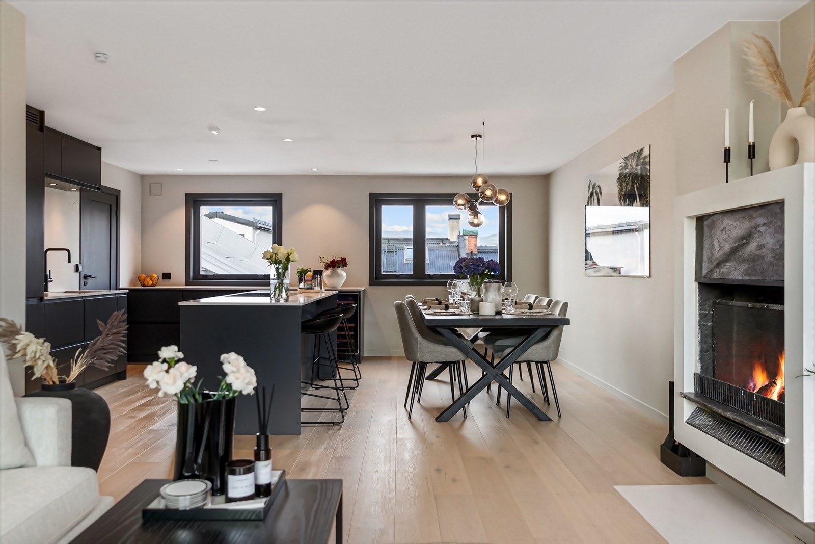 Leiligheten har en meget god beliggenhet i et flott klassisk bygg tegnet av arkitekten Kristen Rivertz. Galleribilde