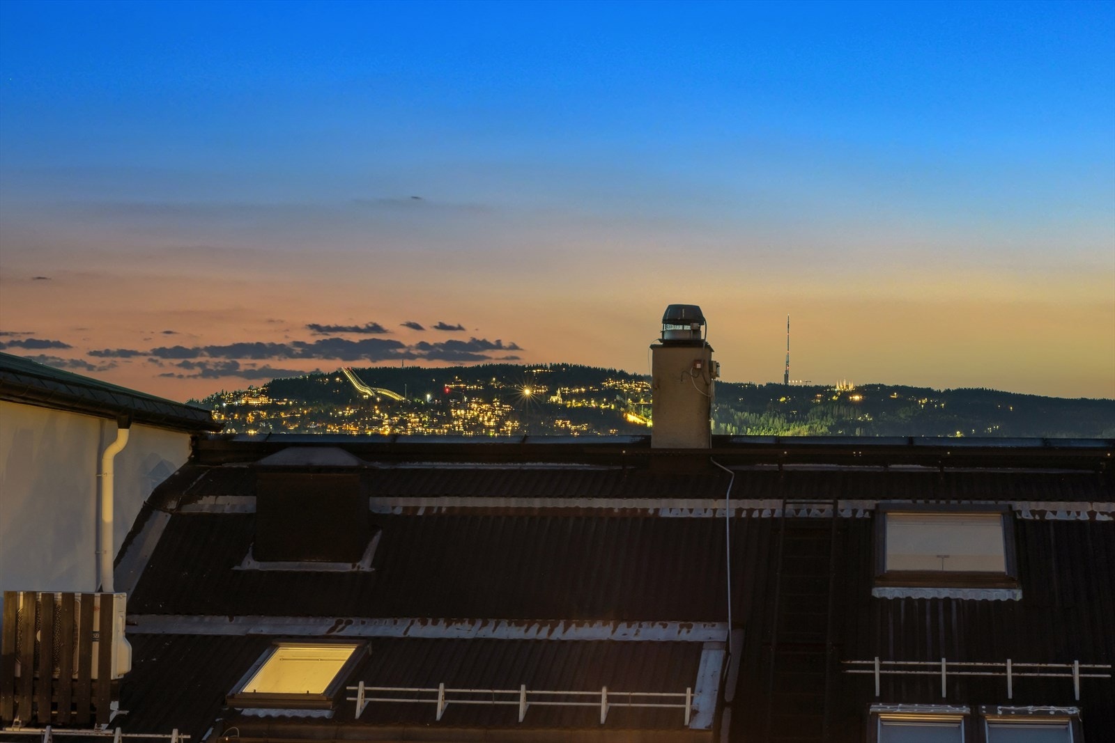 Fra kjøkken ser du mot Holmenkollen - Leiligheten er gjennomgående som gir deg godt med lys fra begge sider. Galleribilde
