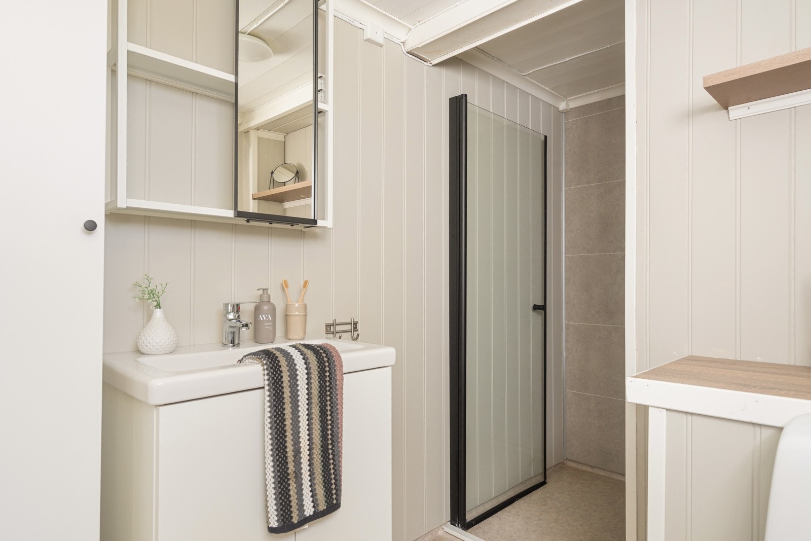 Badet byr på delikate overflater og praktiske løsninger. Galleribilde