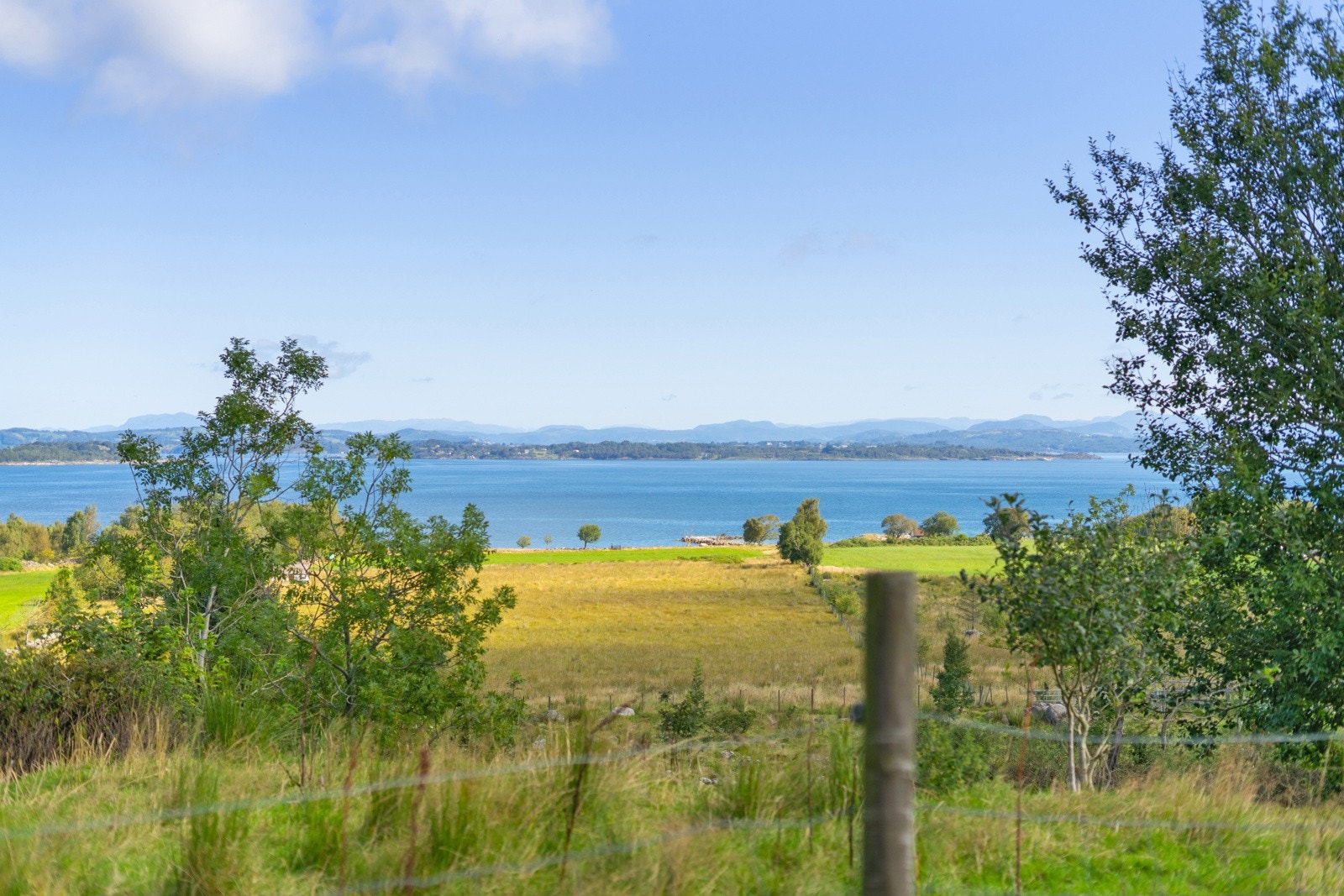 Eiendommen har flott utsikt mot sjøen og de omkringliggende åsene. Galleribilde
