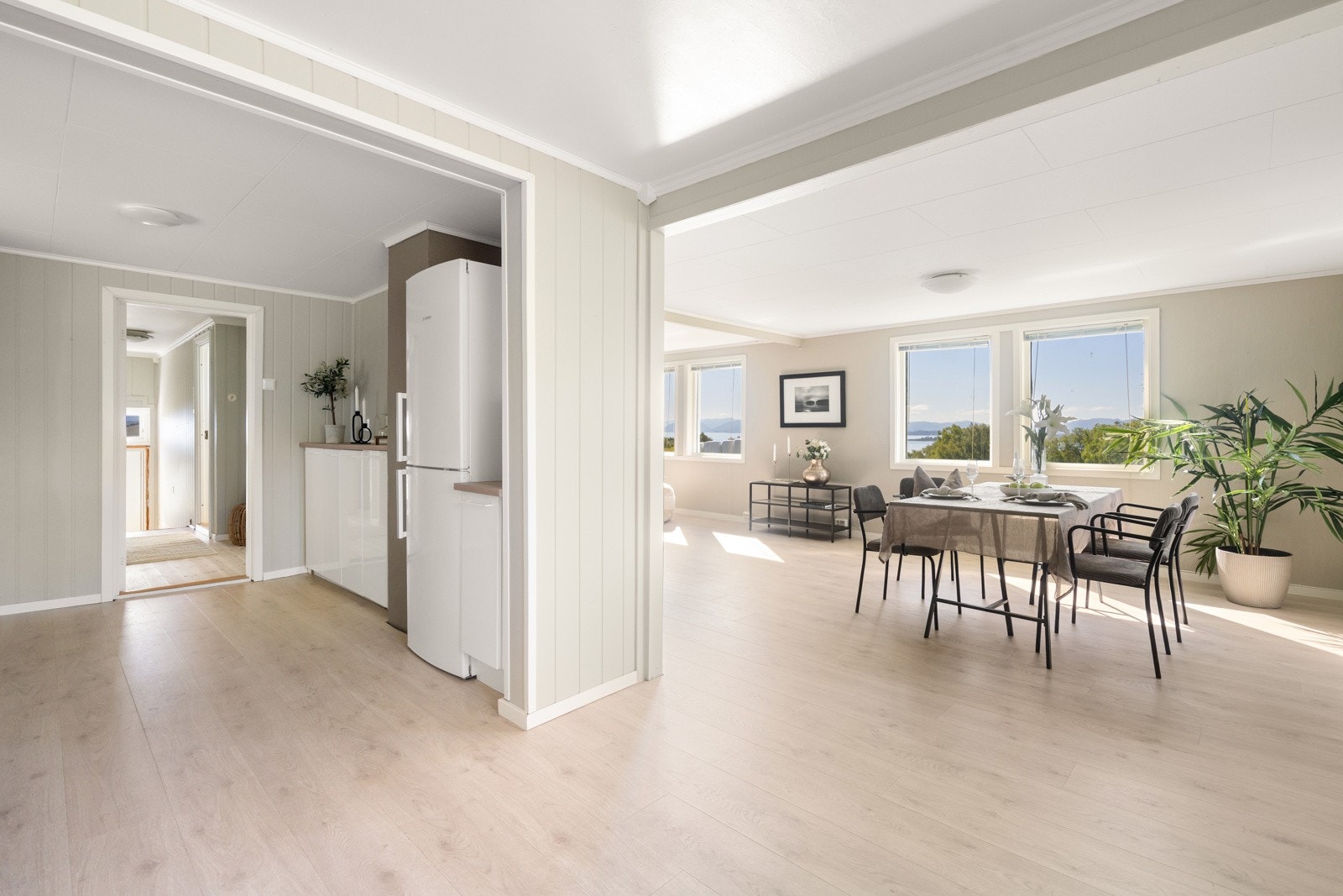 Den åpne løsningen mellom stue, spisestue og kjøkken gir et lyst og luftig allrom. Galleribilde