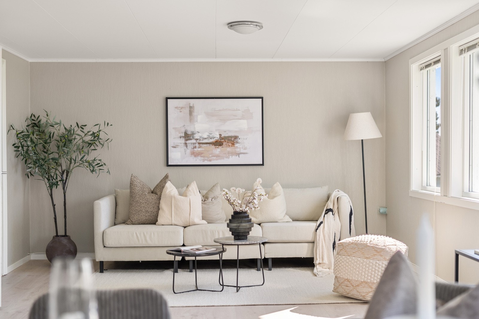 Stuen er lys og innbydende med store vindusflater som slipper inn rikelig med dagslys og gir en lun atmosfære. Galleribilde