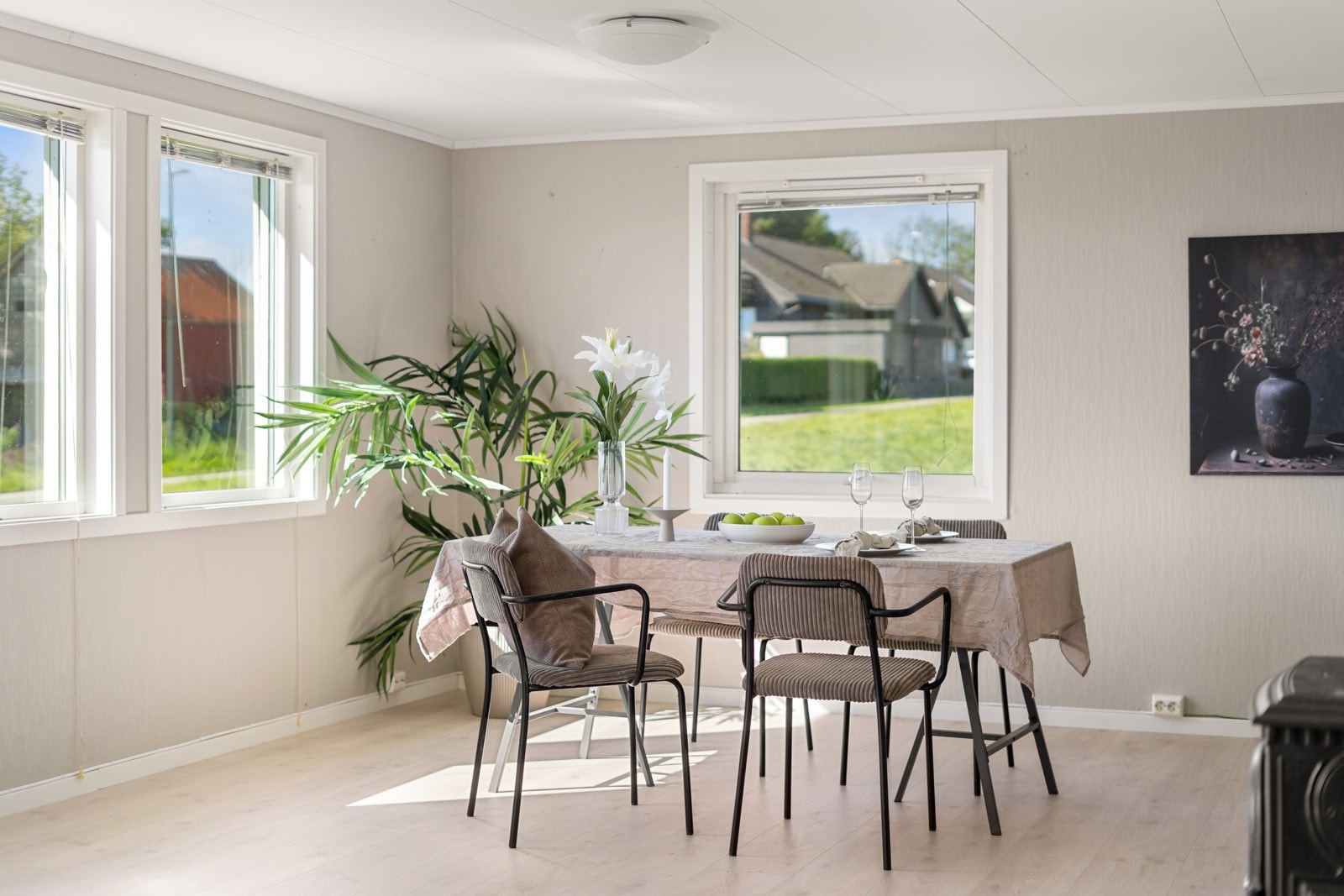 Spisestuen ligger i forlengelsen av stuen, med utsyn til hagen utenfor. Galleribilde