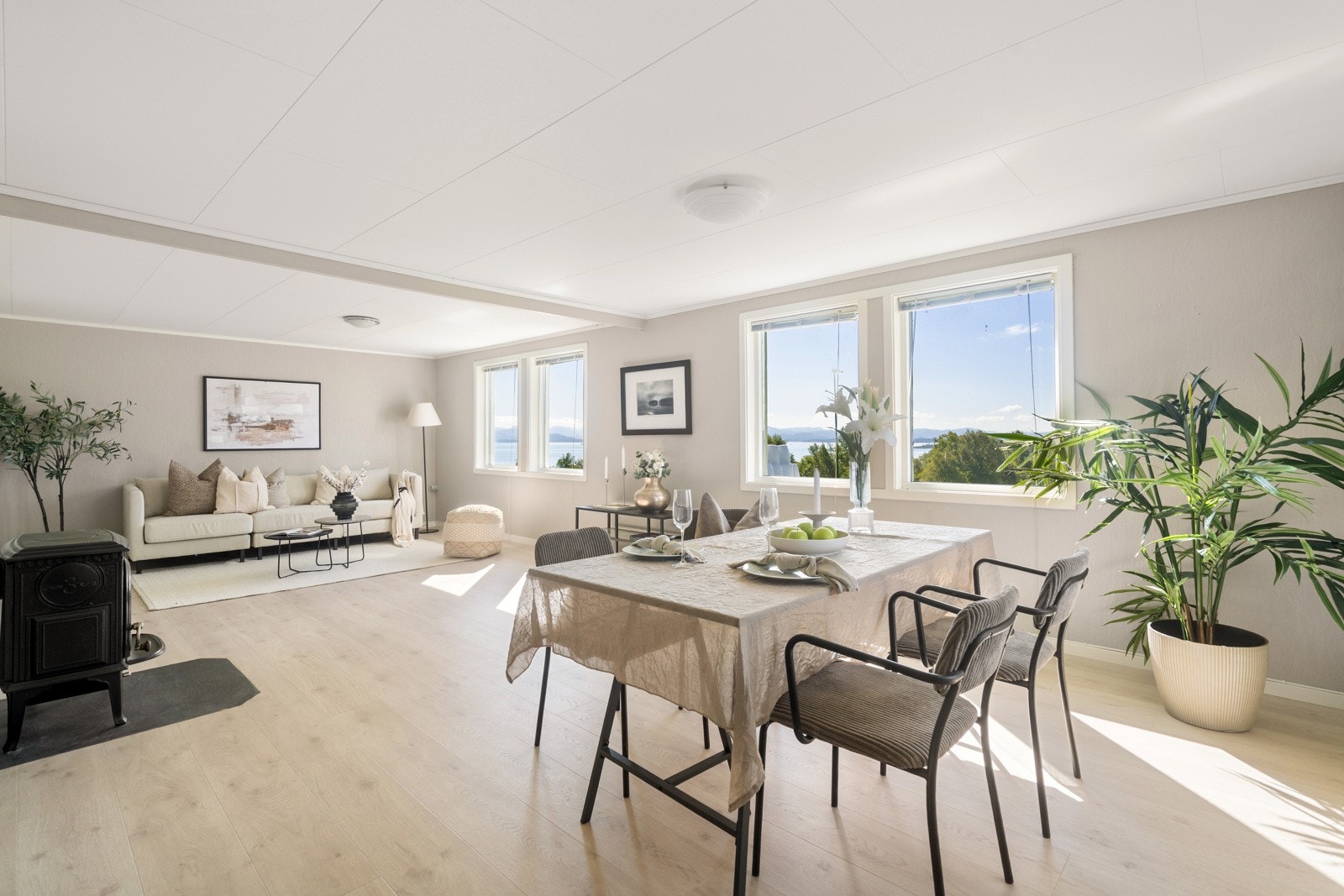 Dette er en innbydende enebolig med sjel, oppført i 1936 og senere modernisert kjøkken, bad, trapp, brannmur, vedovn, samt oppgradert elektrisk anlegg og røropplegg. Galleribilde