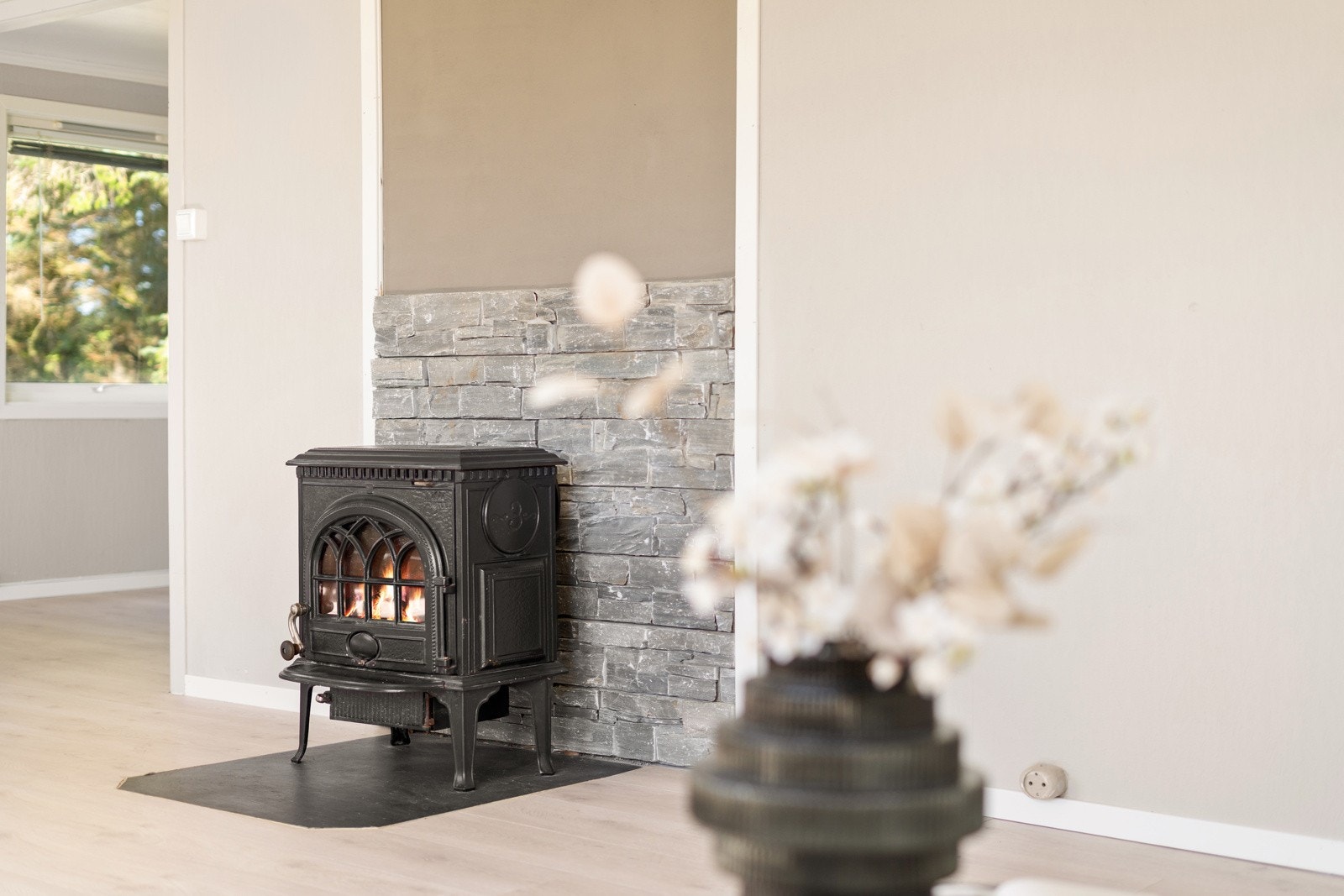 Vedovnen bidrar til en hyggelig atmosfære og lun varme på kalde kvelder. Galleribilde