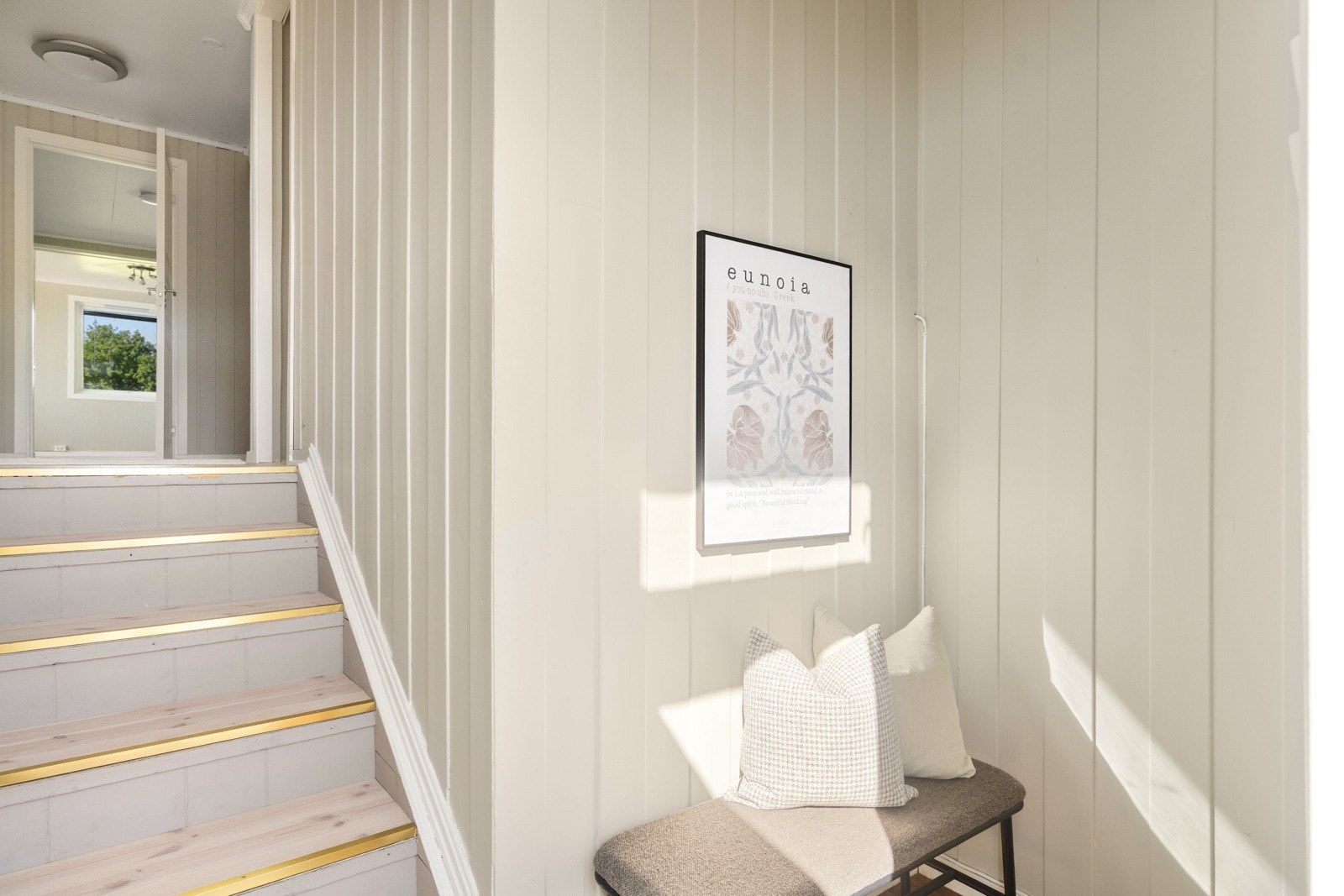 Entréen gir et godt førsteinntrykk med lyse flater og praktisk planløsning. Galleribilde