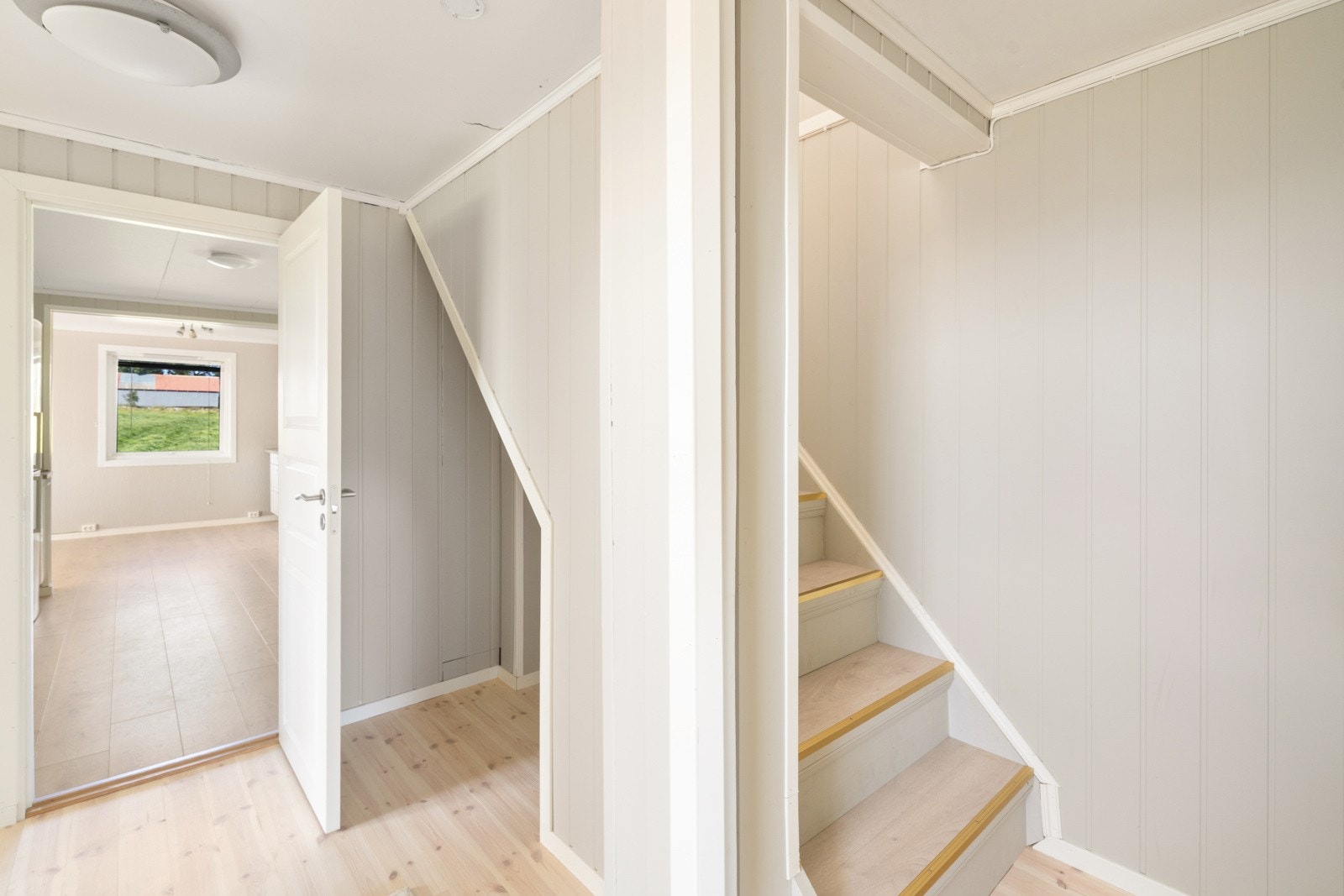 Trappen binder etasjene sammen og leder deg opp til boligens soverom. Galleribilde