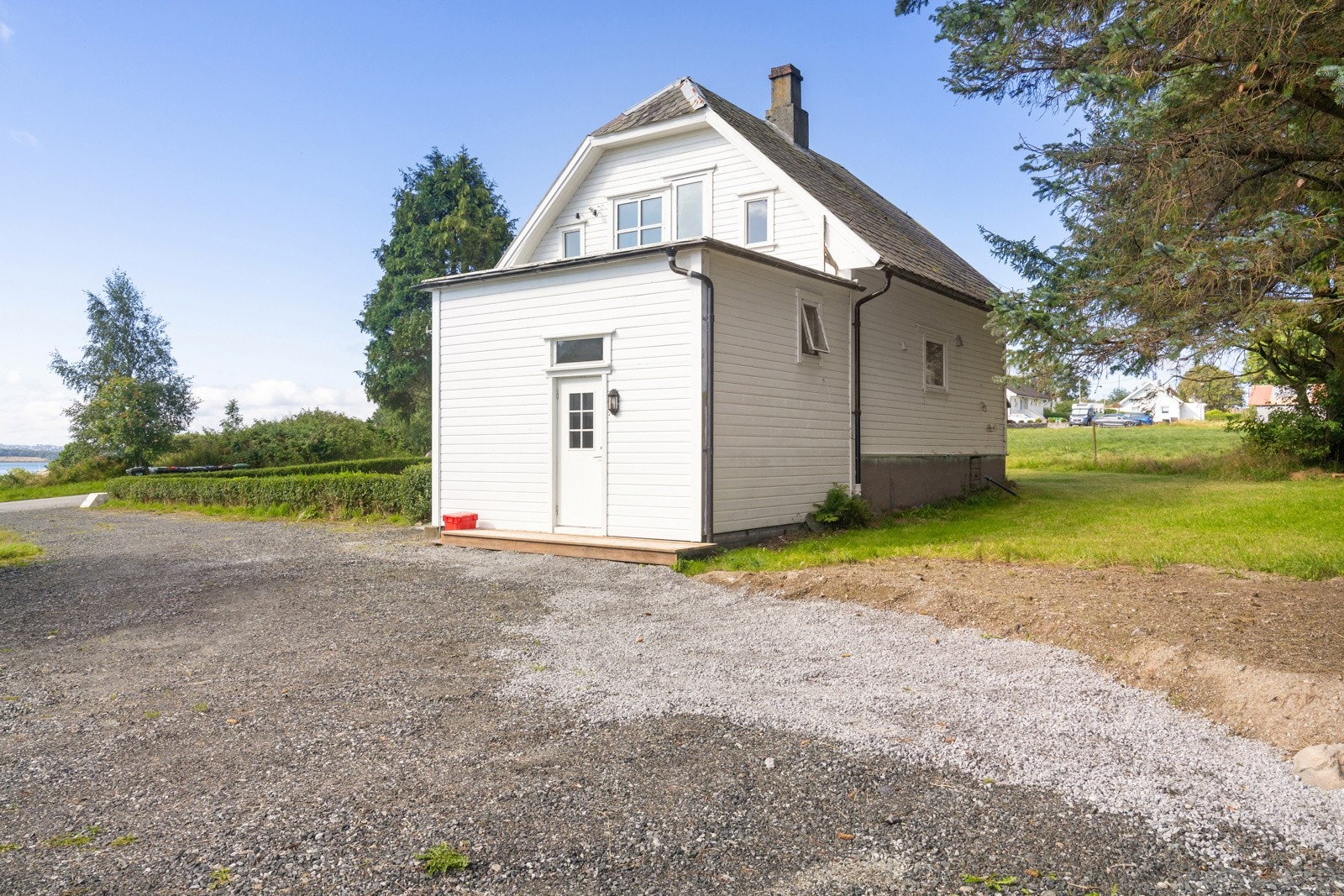 Utenfor er det rikelig med biloppstillingsplasser. Galleribilde