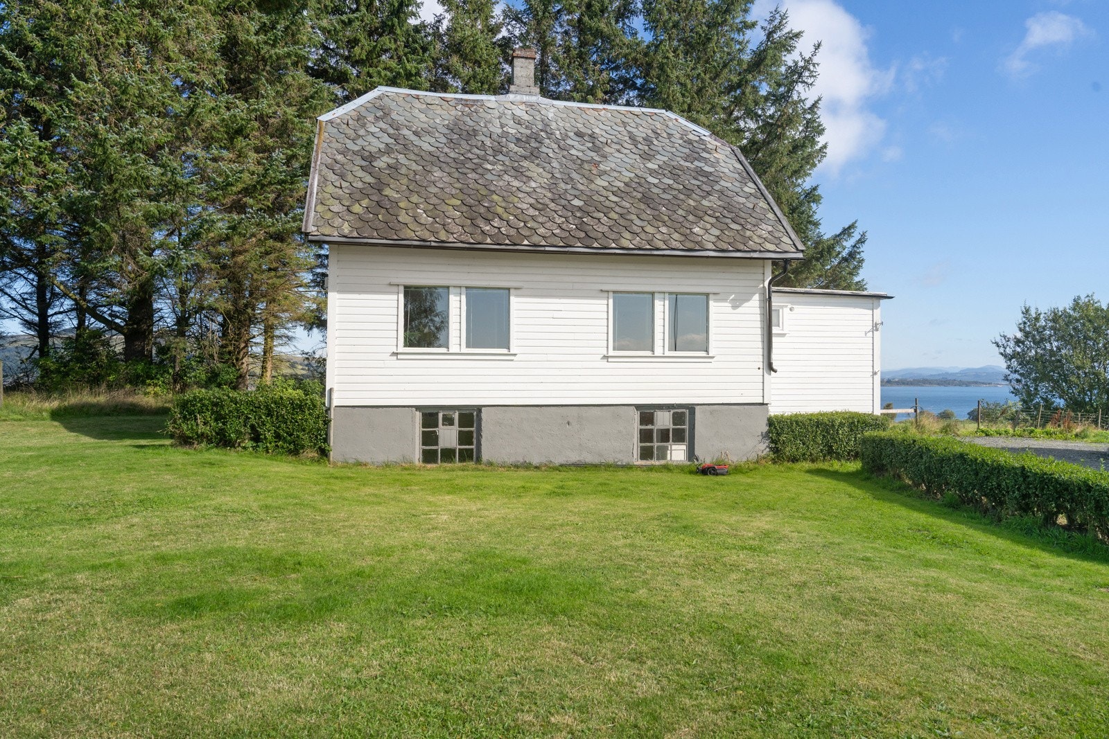 Eneboligen ligger solrikt og åpent til, omgitt av grøntarealer og fredelige omgivelser. Galleribilde