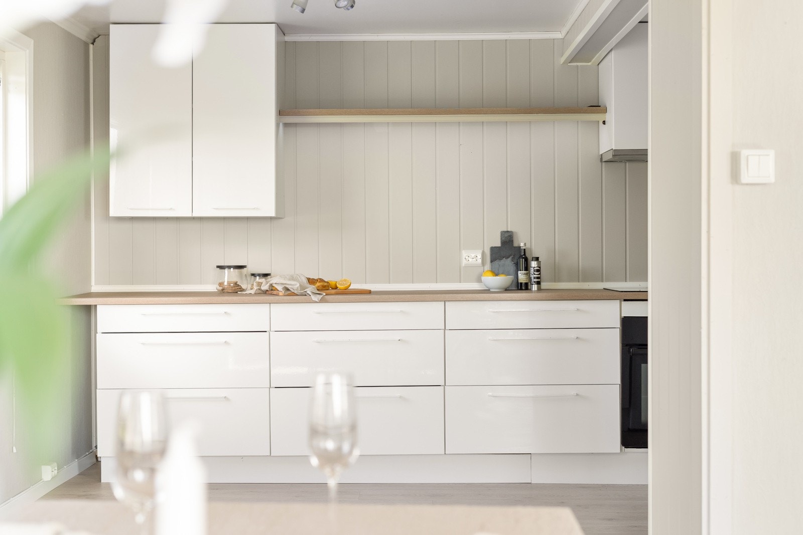 Kjøkkenet er oppgradert i 2024 med stilren IKEA innredning fra 2012. Galleribilde