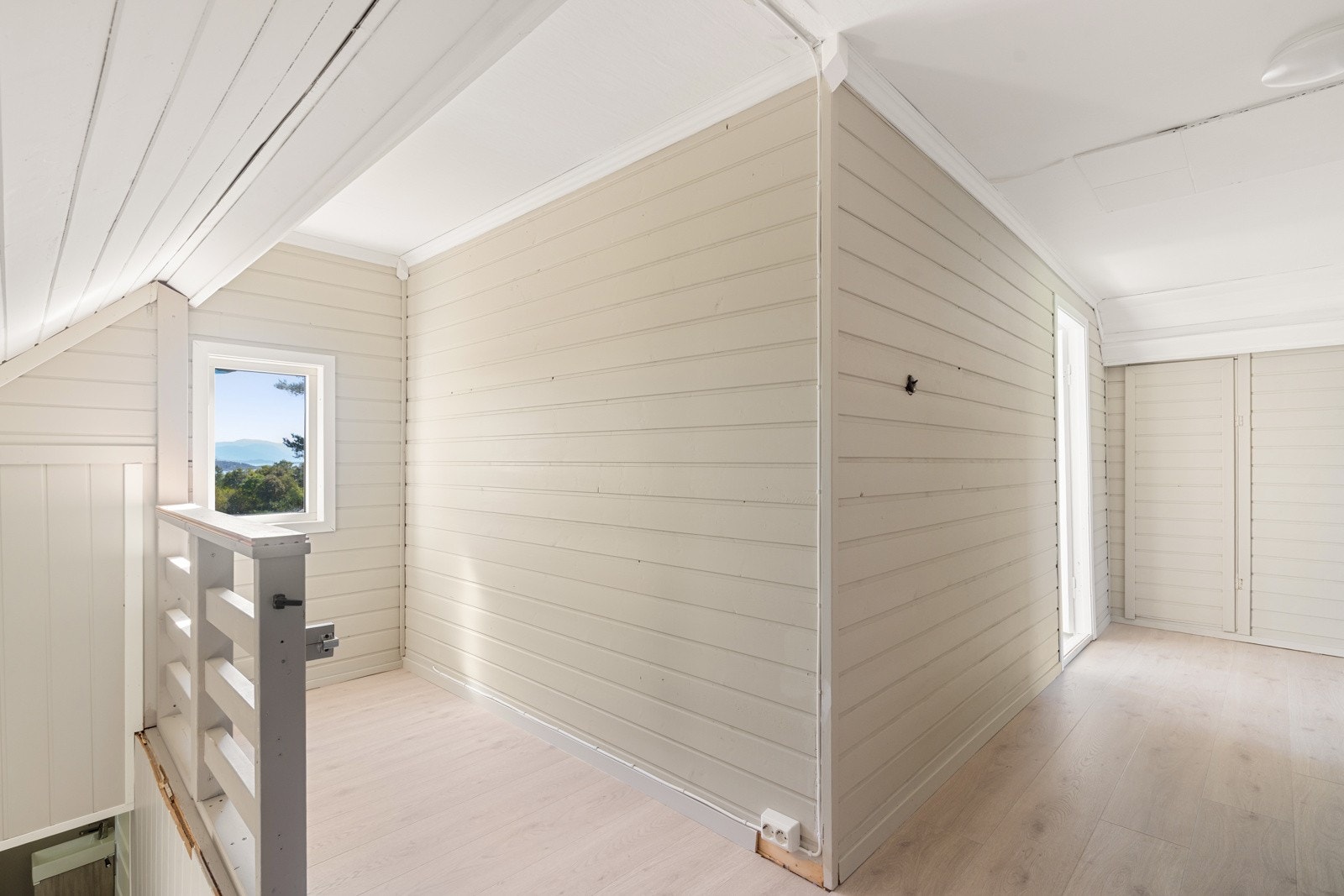 I andre etasje finner du en lys gang med utsyn mot fjorden. Galleribilde