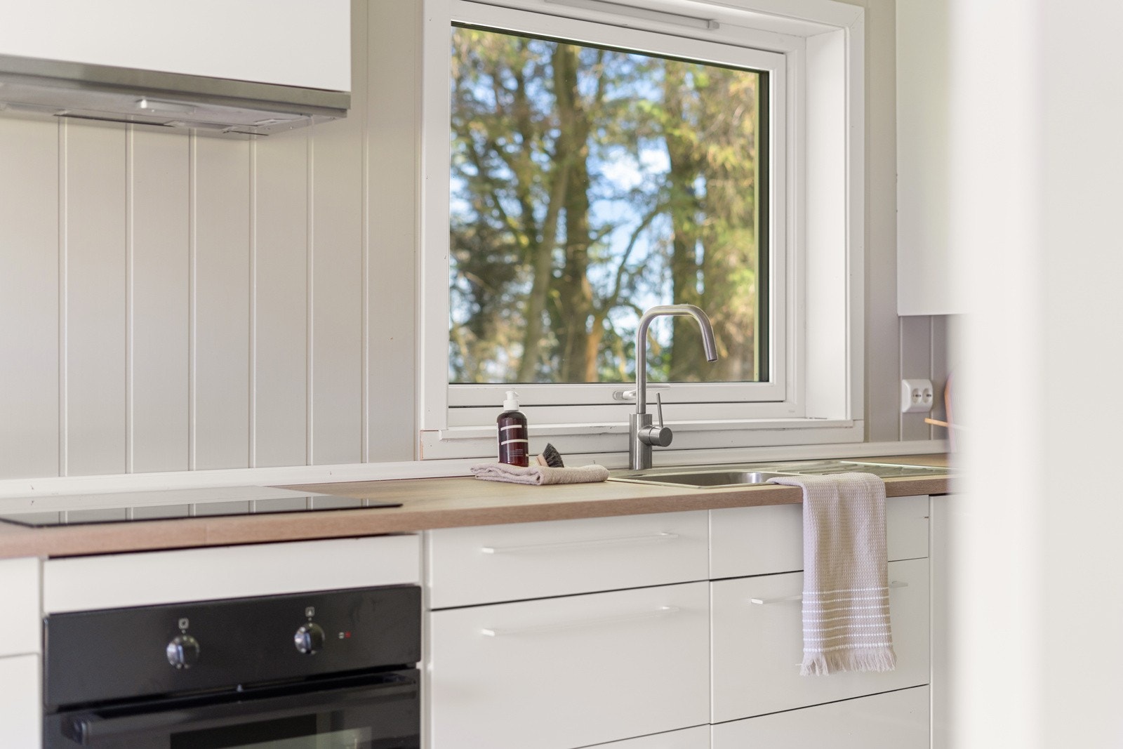 Store vinduer gir godt med lys til kjøkkensonen og fin kontakt med uteområdet. Galleribilde